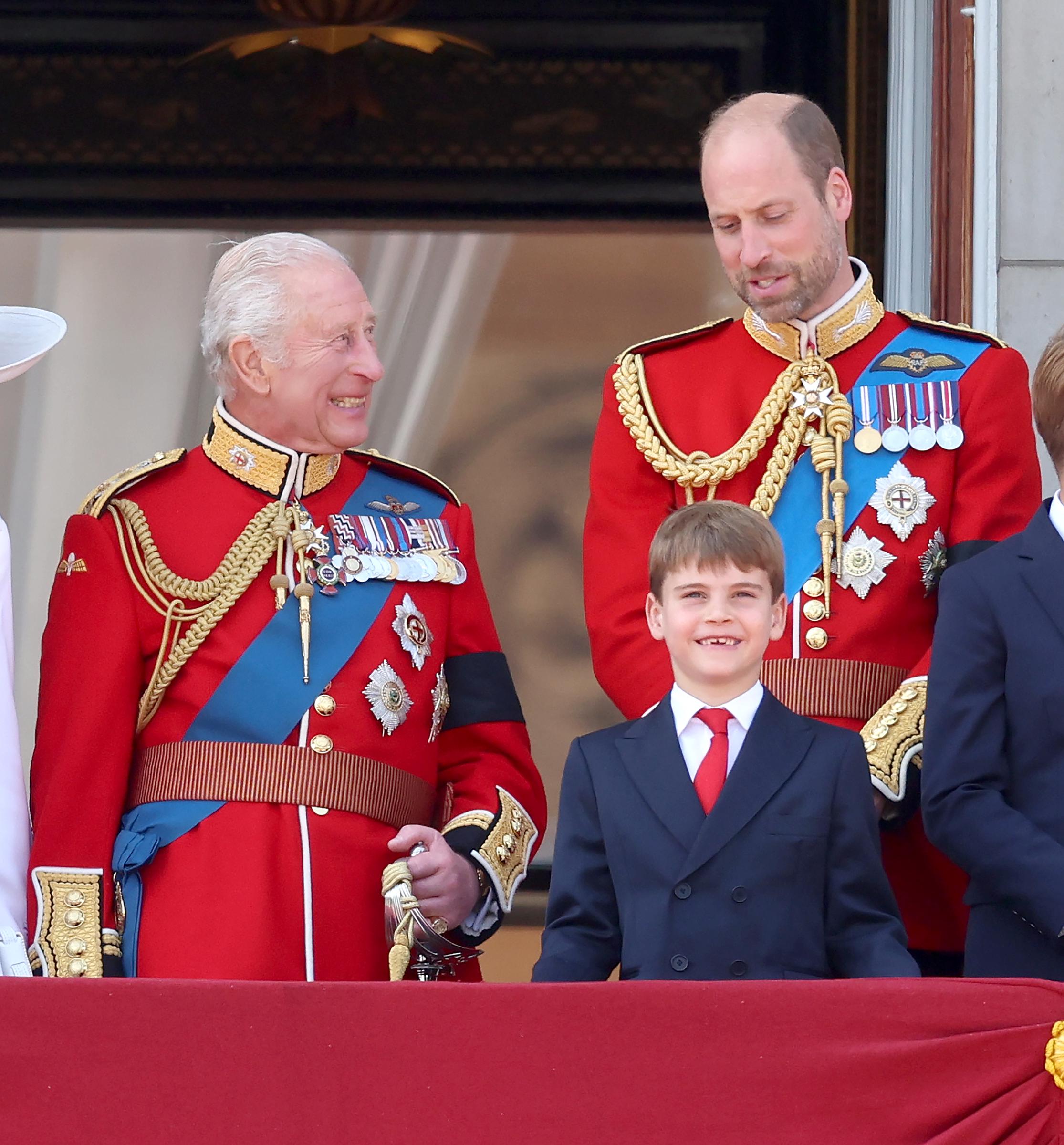 König Charles III. und Prinz William tauschen Worte aus, während Prinz Louis die Menge anlächelt. | Quelle: Getty Images