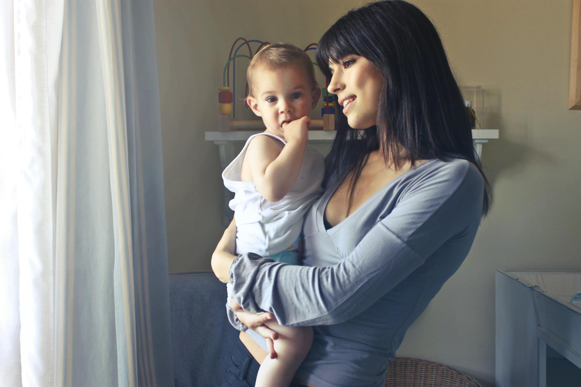 Eine Frau hält ein Baby | Quelle: Pexels
