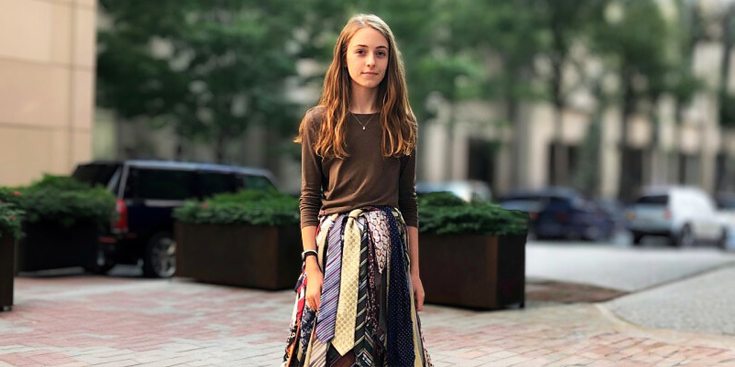 Ein Mädchen, das einen Rock aus Krawatten trägt | Quelle: Gogirok