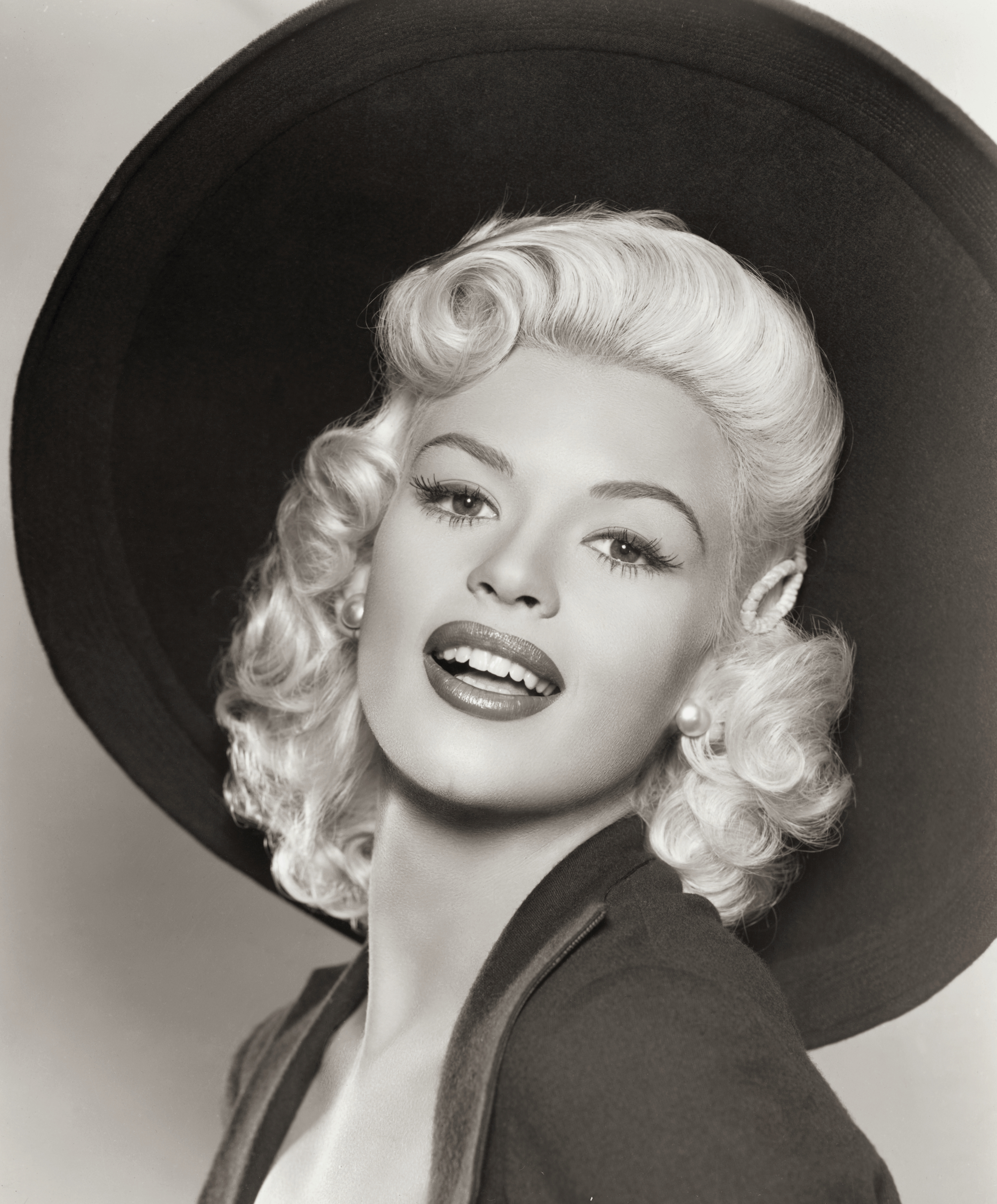 Jayne Mansfield war erst 34, als ihr Leben ein jähes Ende fand und sie fünf Kinder zurückließ. Hargitay erinnerte sich später an sie als weit mehr als nur ein Hollywood-Sexsymbol und beschrieb sie als intelligent, abenteuerlustig und ihrer Familie zutiefst verbunden. | Quelle: Getty Images