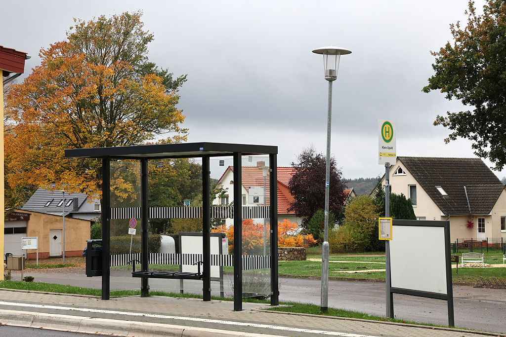 16. Oktober 2025, Mecklenburg-Vorpommern, Klein Upahl: Die Bushaltestelle in Klein Upahl. | Quelle: Getty Images
