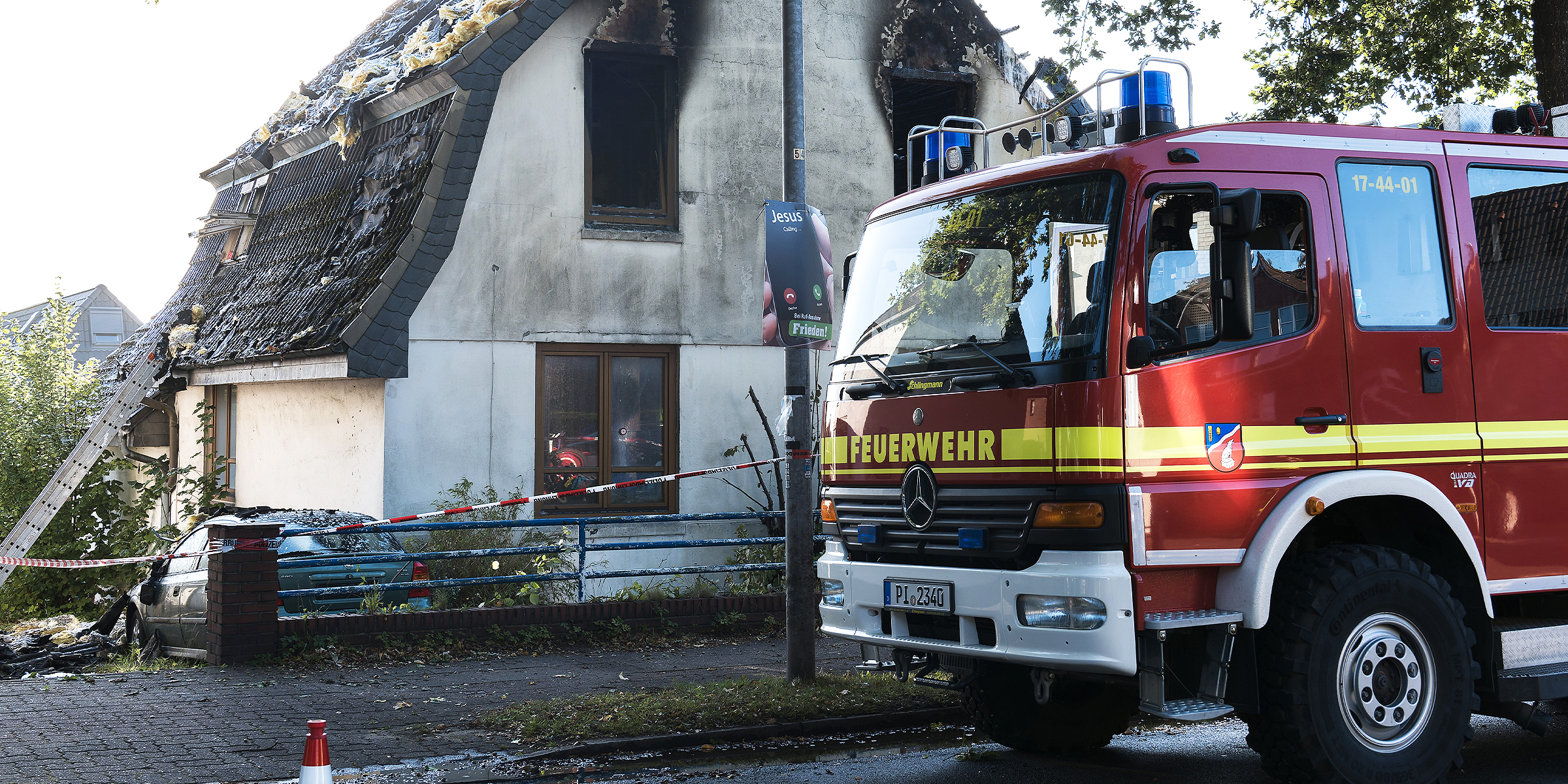Foto vom verbrannten Haus am Ort des Geschehens | Quelle: Getty Images