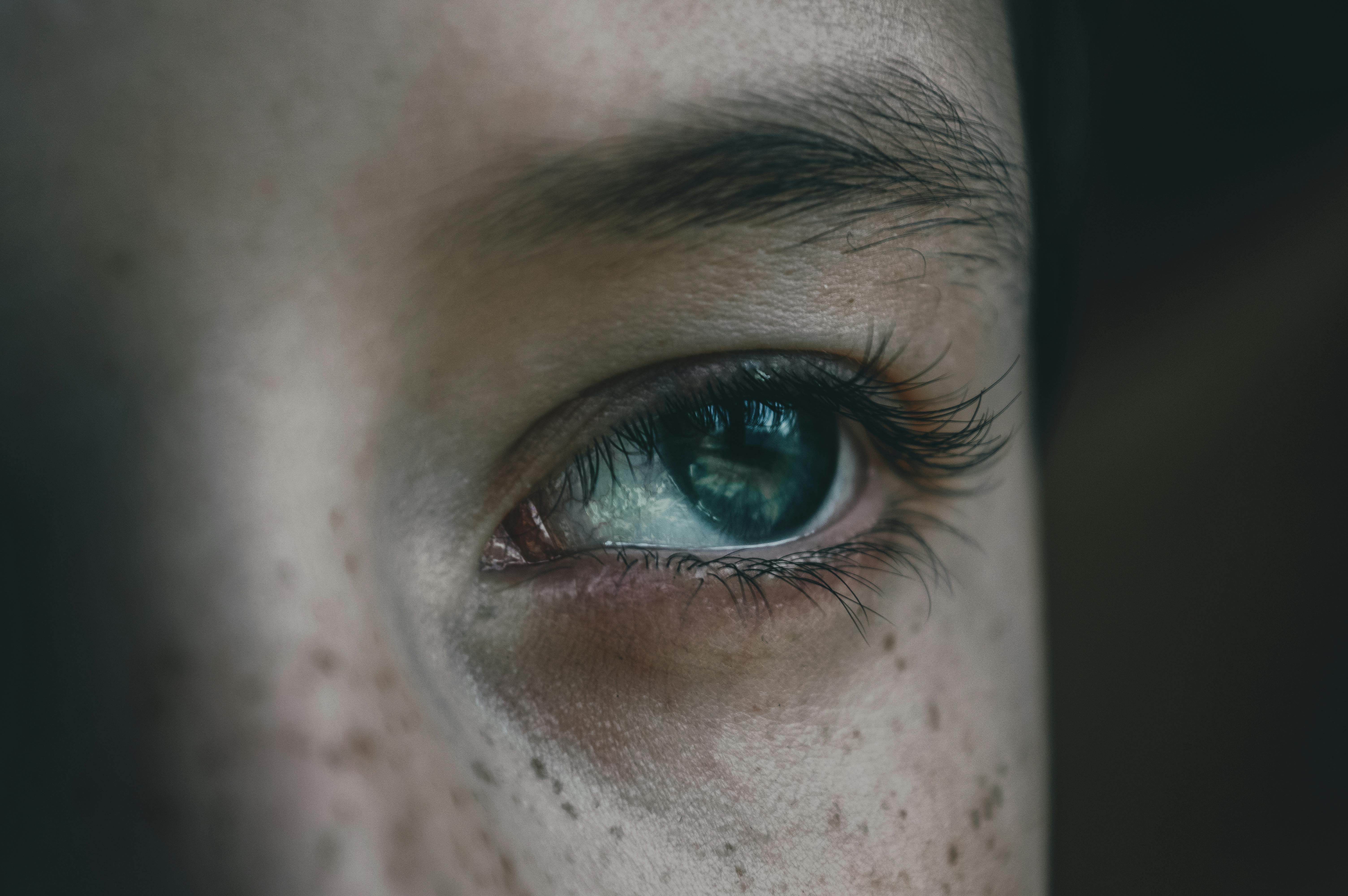 Eine Nahaufnahme einer denkenden Frau | Quelle: Pexels