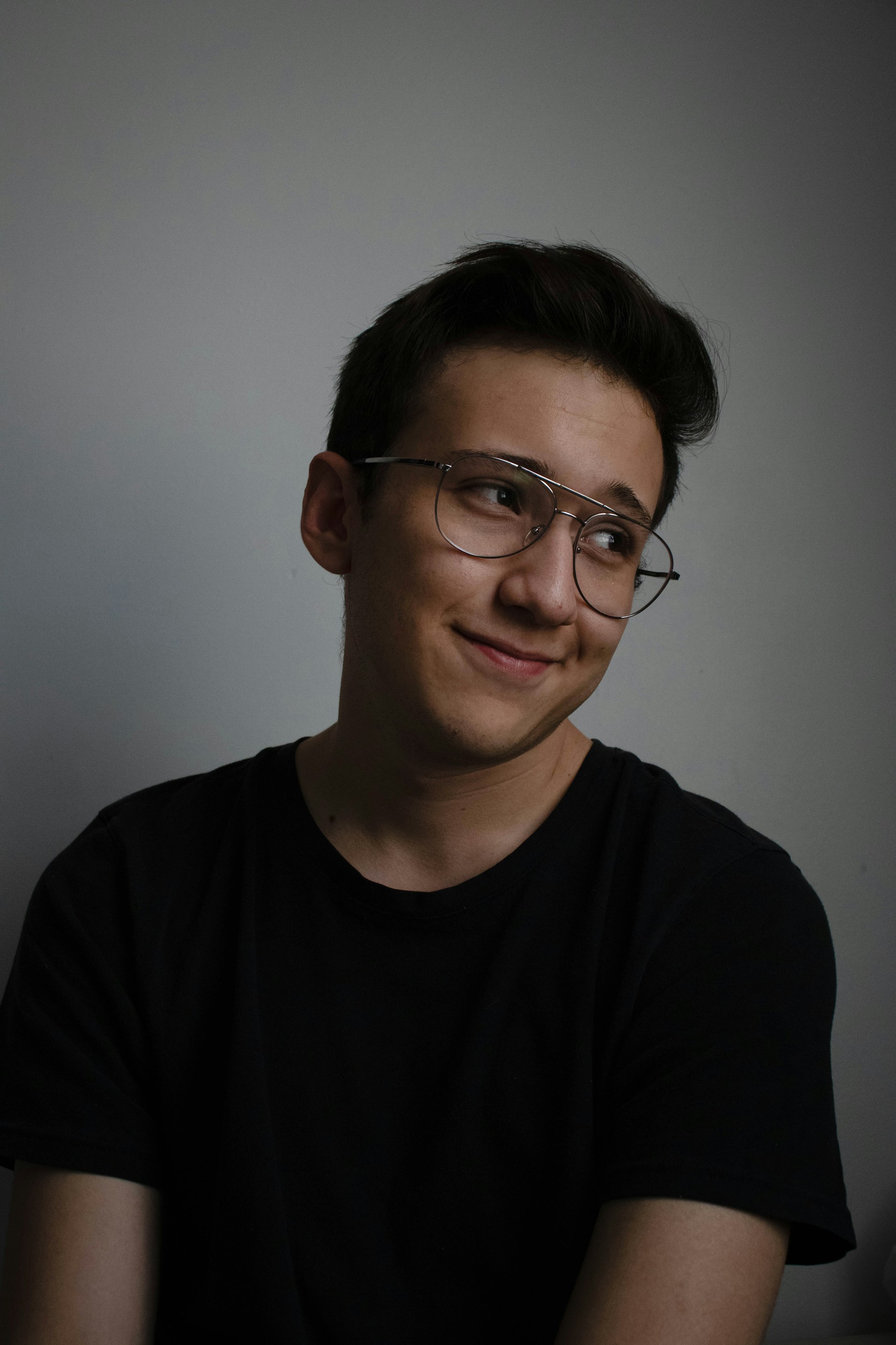 Ein Mann, der jemanden angrinst | Quelle: Unsplash