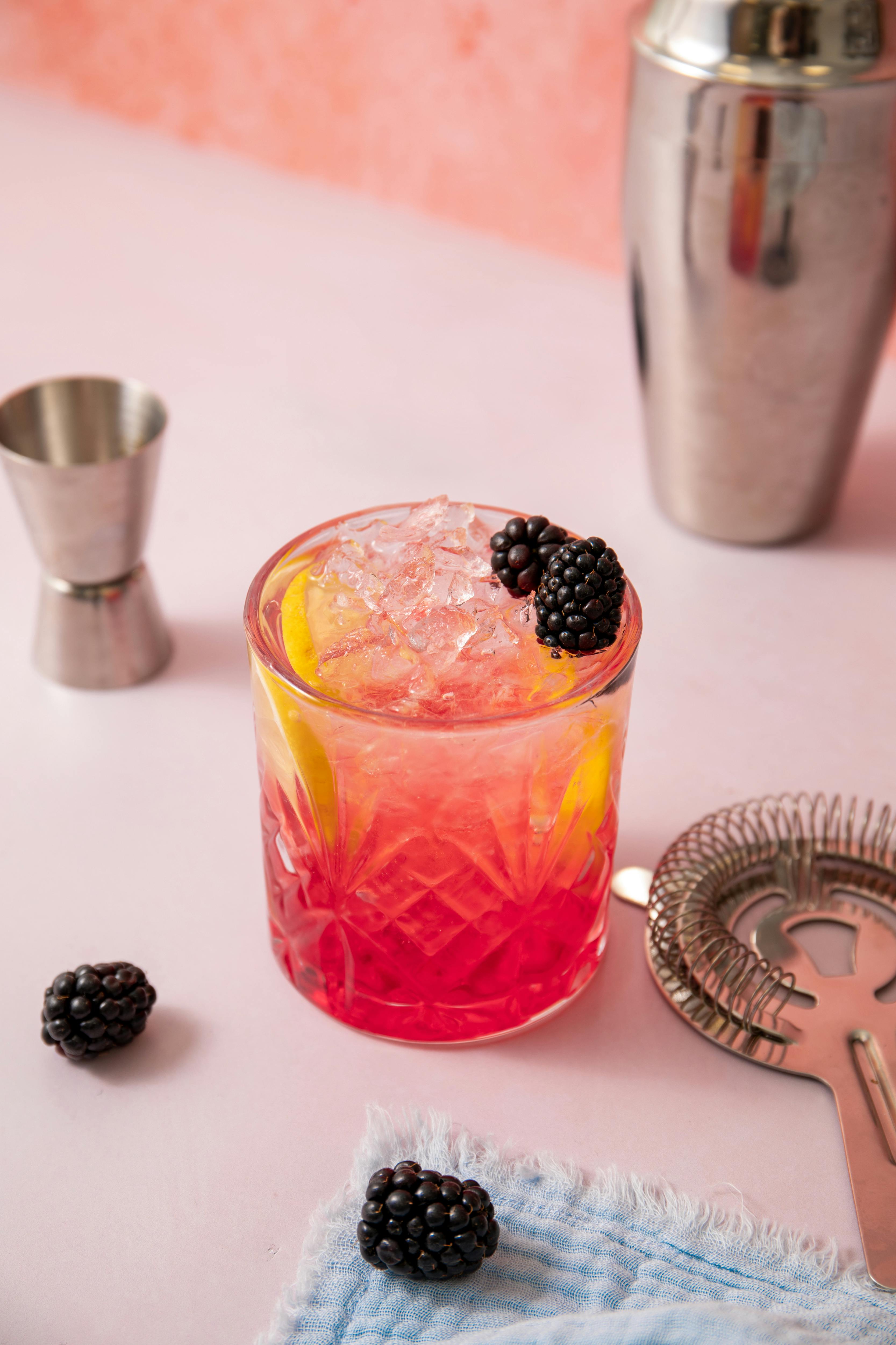 Ein Brombeer-Cocktail auf einem Tisch | Quelle: Pexels