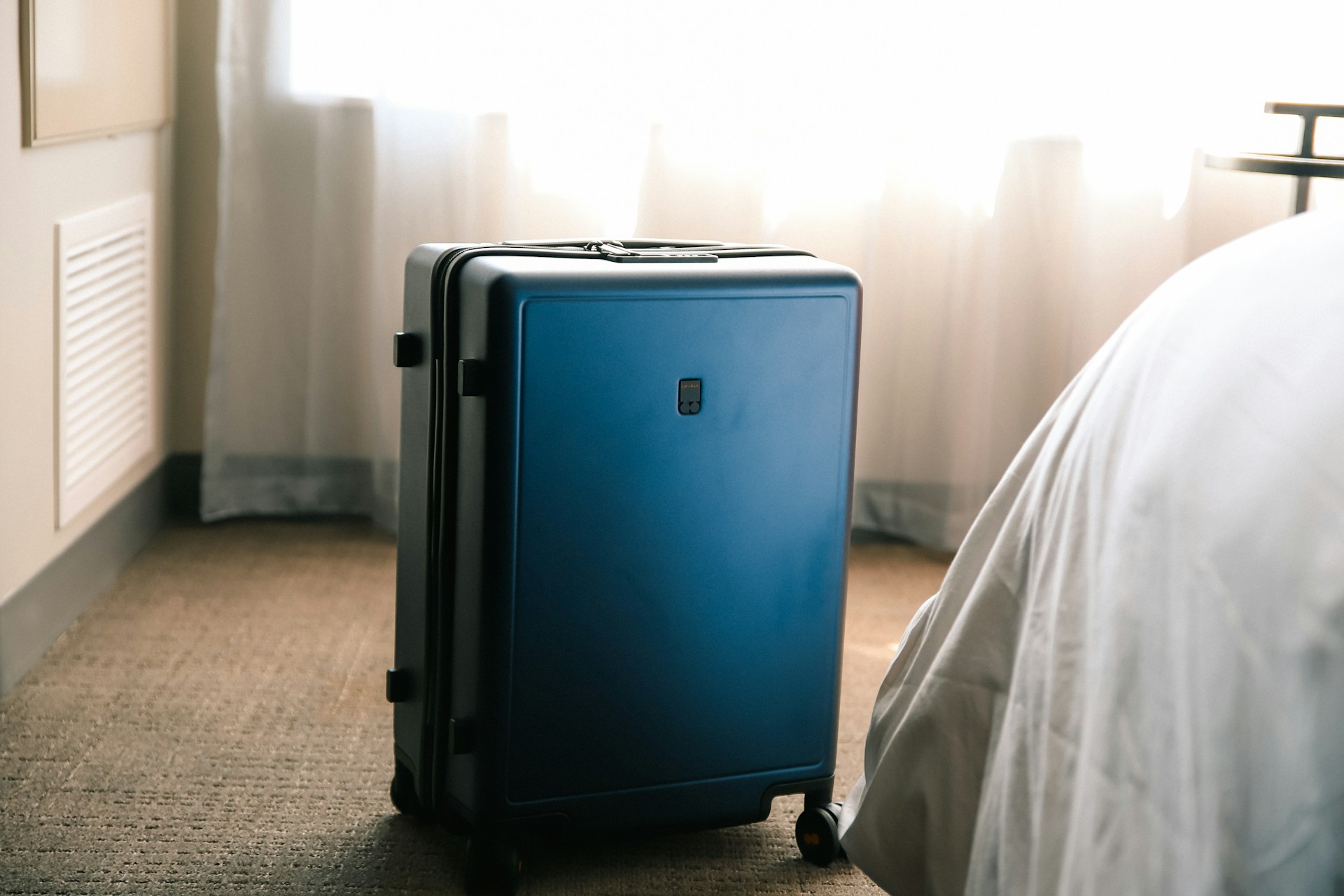 Ein Koffer in einem Zimmer | Quelle: Unsplash