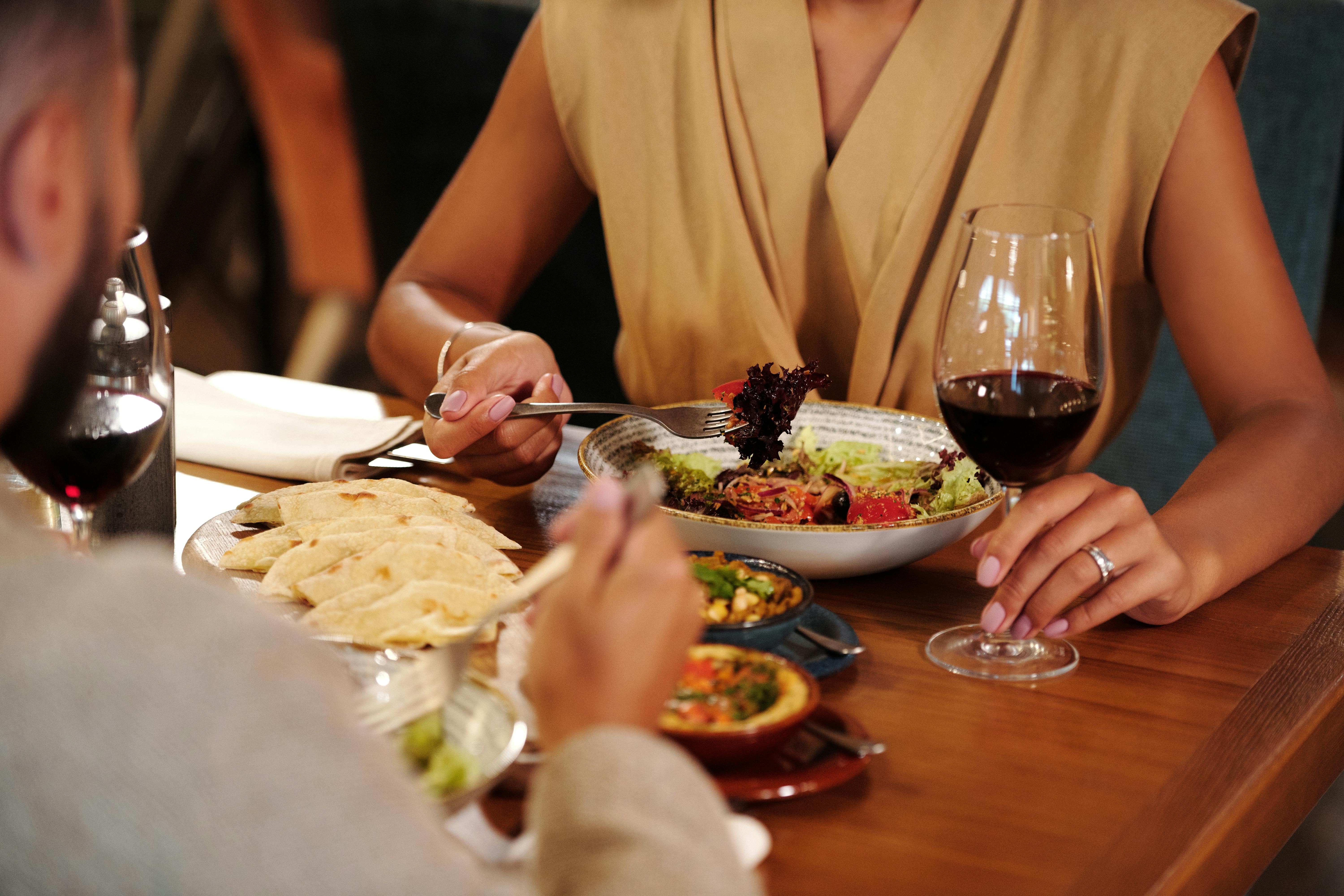 Frau mit Verlobungsring beim Abendessen mit ihrem Verlobten | Quelle: Pexels