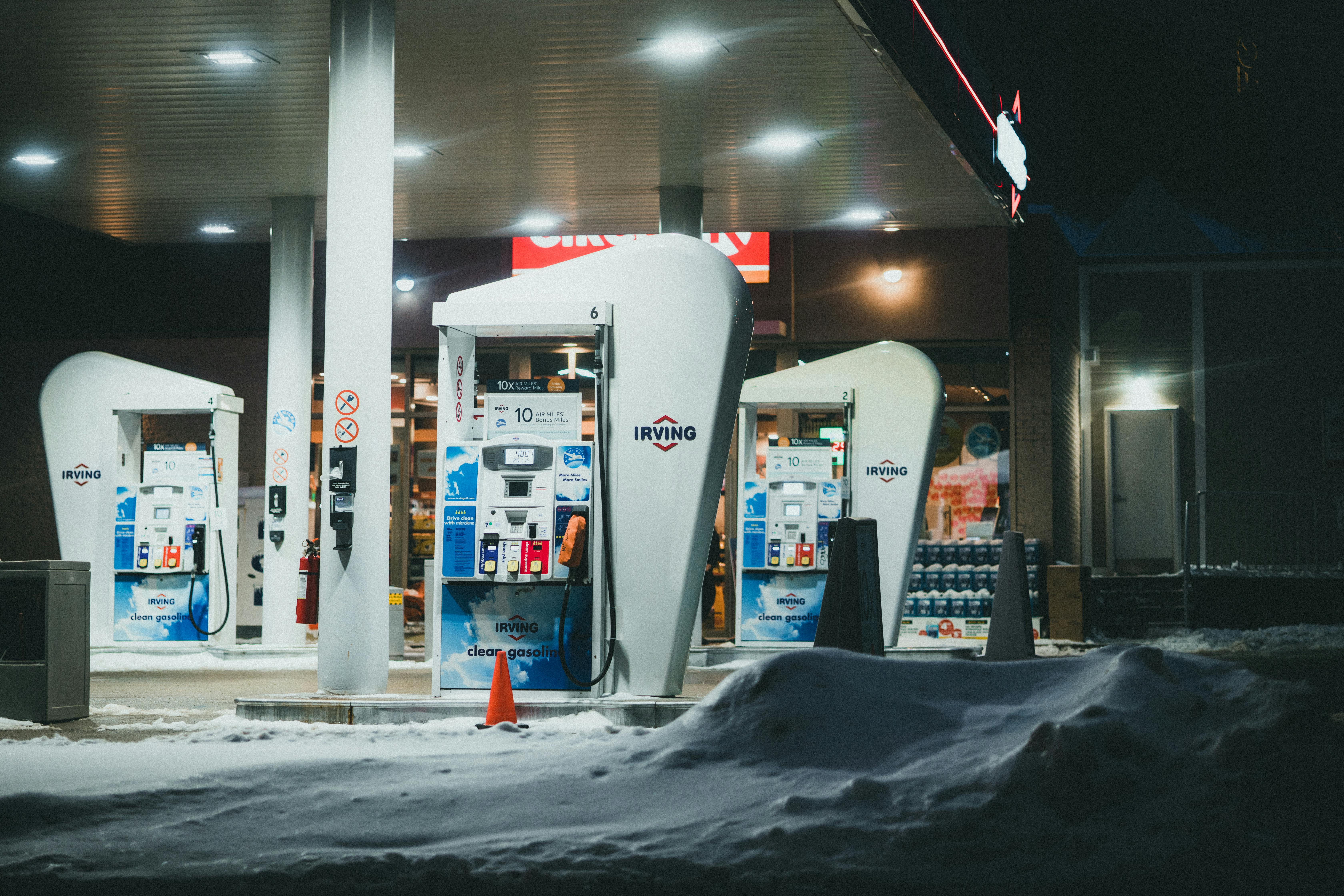Eine Tankstelle bei verschneitem Wetter | Quelle: Pexels