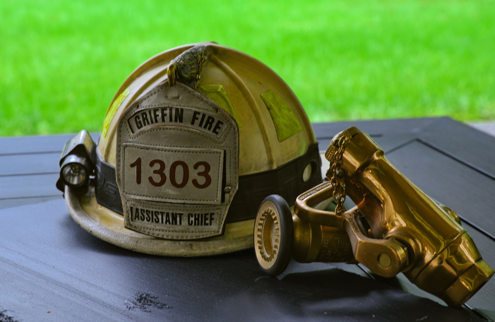 Helm und Ausrüstung eines Feuerwehrmanns | Quelle: Unsplash