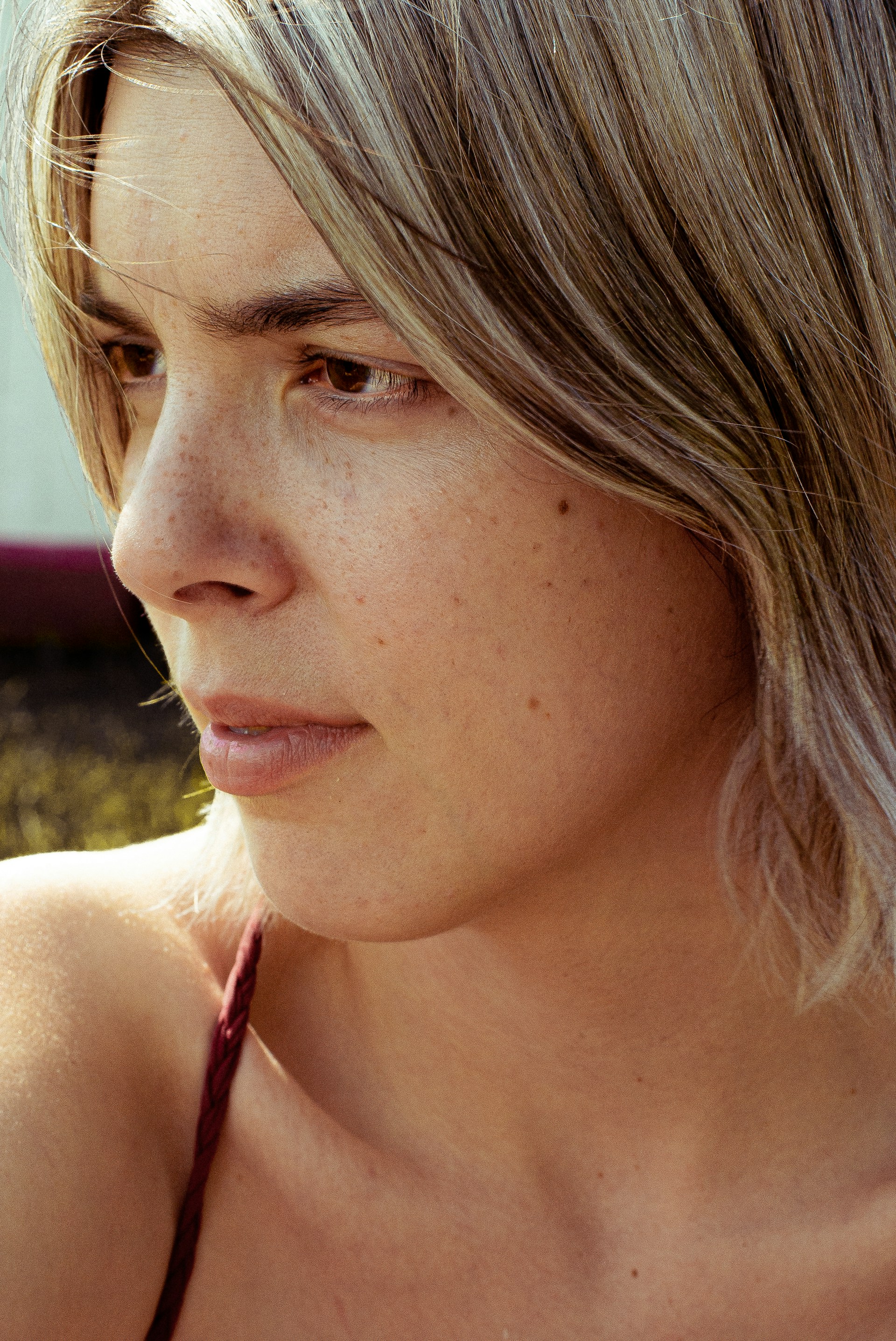 Eine Frau mit grimmigem Blick | Quelle: Unsplash