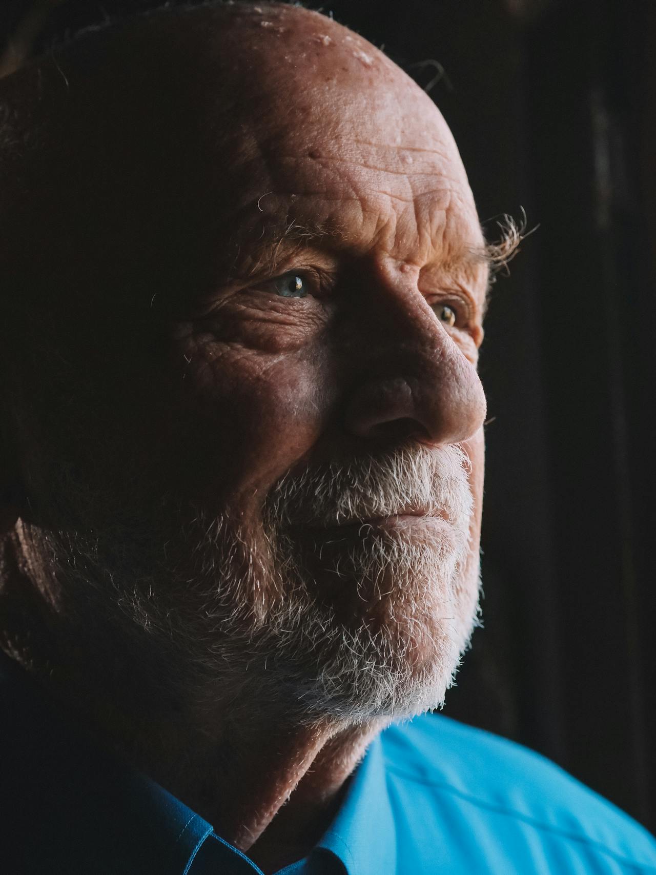 Ein älterer Mann in einem blauen Hemd | Quelle: Pexels