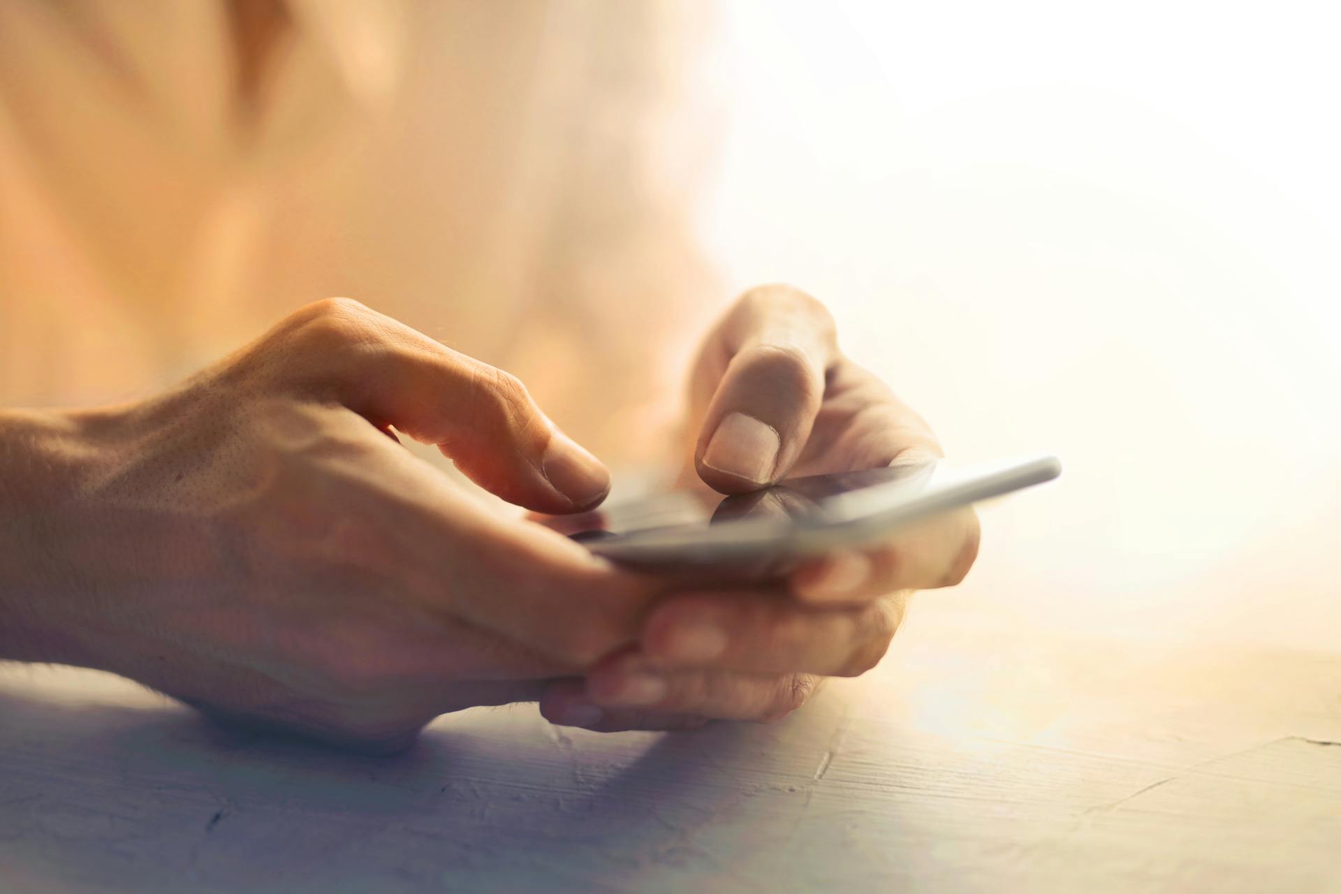 Eine Frau benutzt ihr Handy | Quelle: Pexels