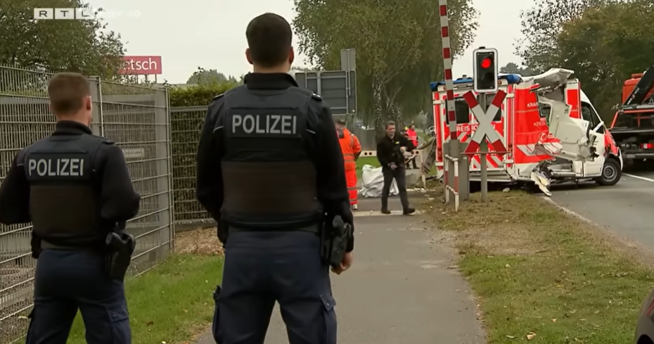 Zug kollidiert mit Krankenwagen auf dem Weg ins Krankenhaus, Ahaus, 2025 | Quelle: youtube.com/@rtlwest