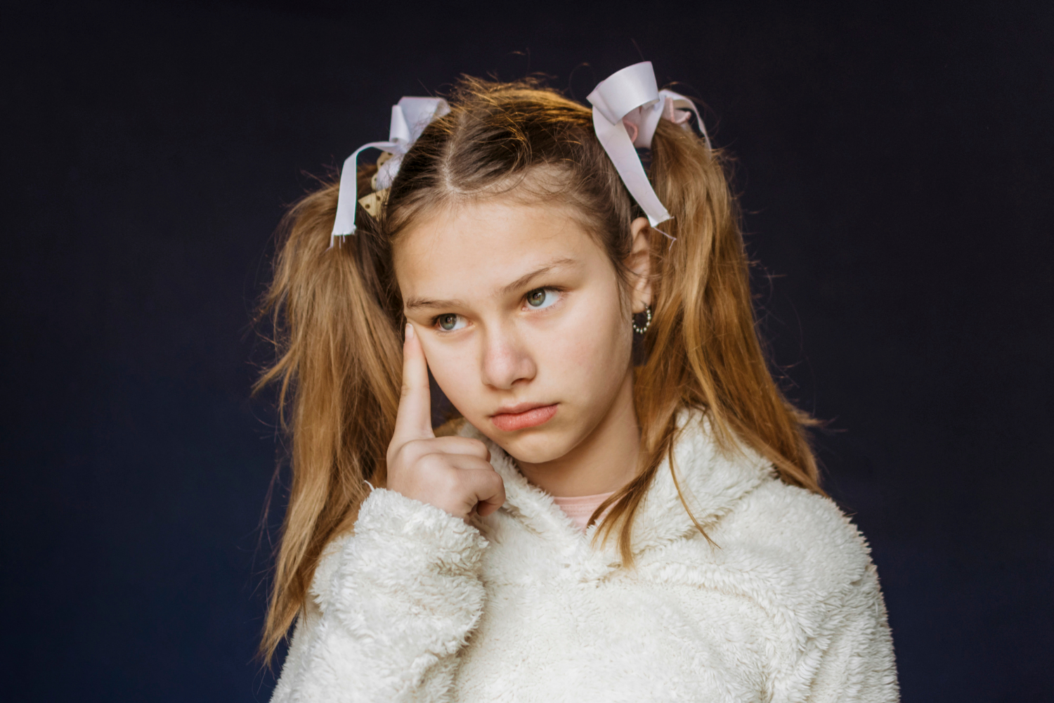 Ein trauriges Mädchen | Quelle: Freepik