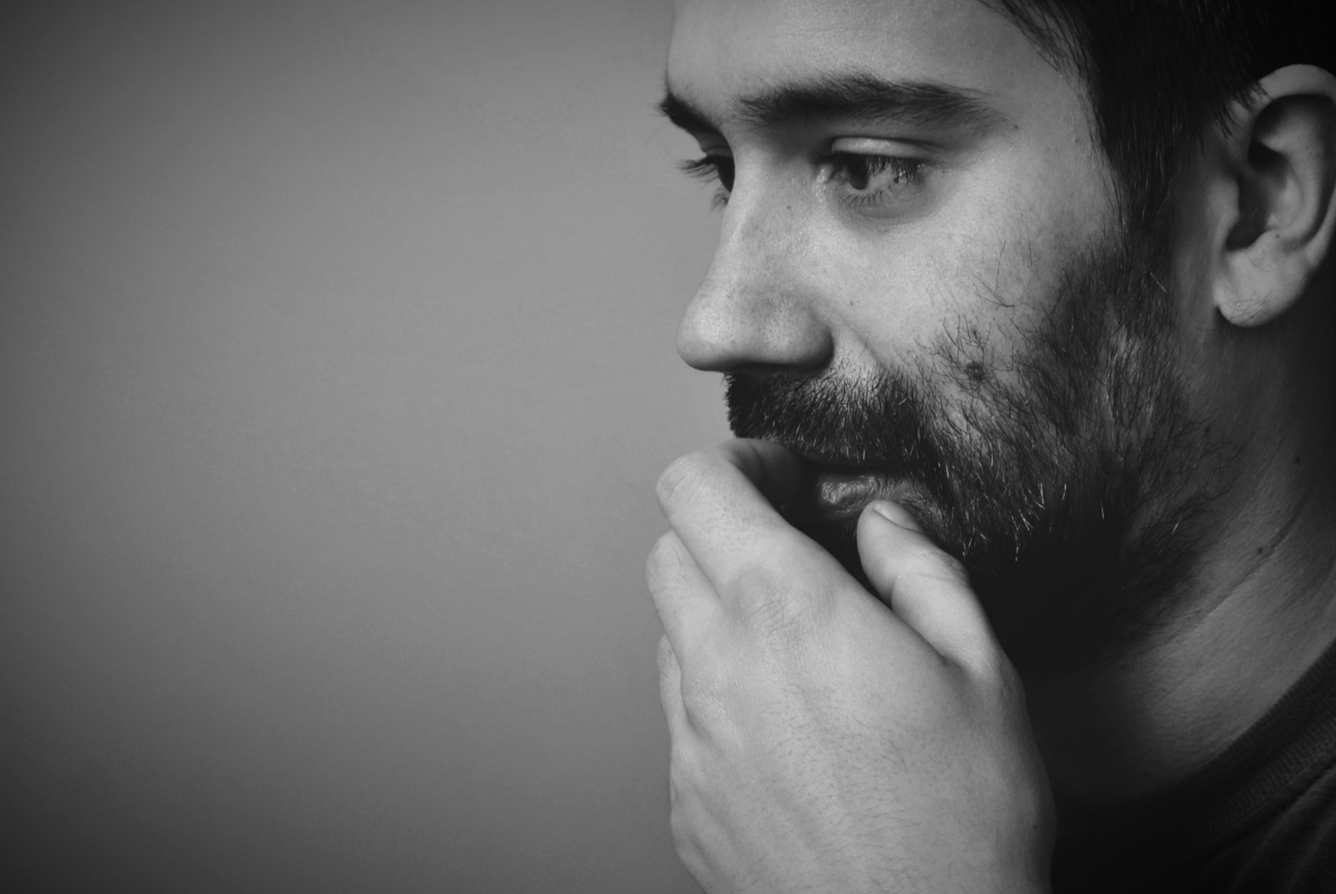 Ein nachdenklicher Mann | Quelle: Unsplash