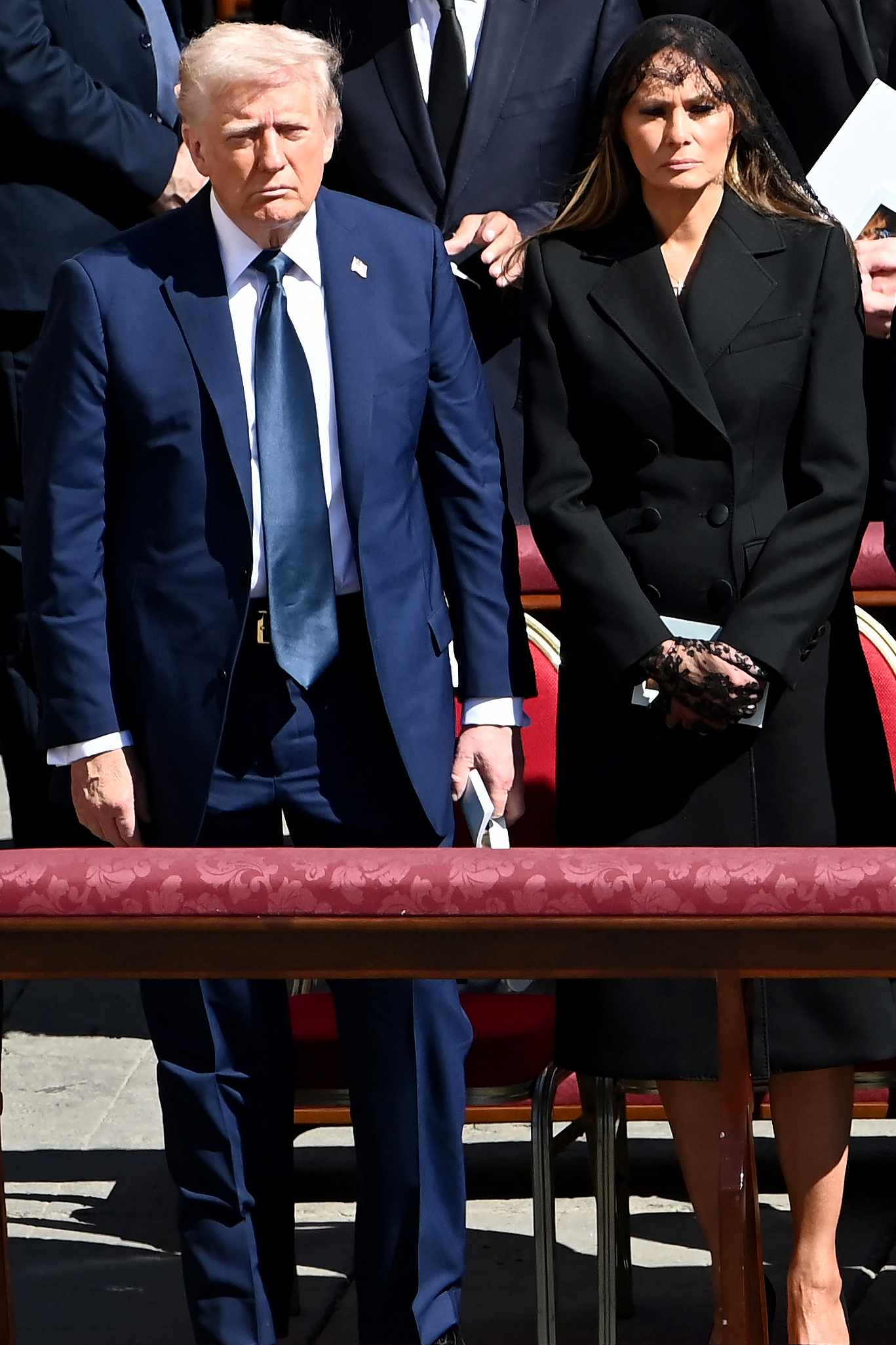 Donald und Melania stehen während der Beerdigung Seite an Seite, ihr Gesichtsausdruck ist eine Mischung aus Ehrfurcht und stiller Besinnung, ein stiller Tribut an Papst Franziskus.
