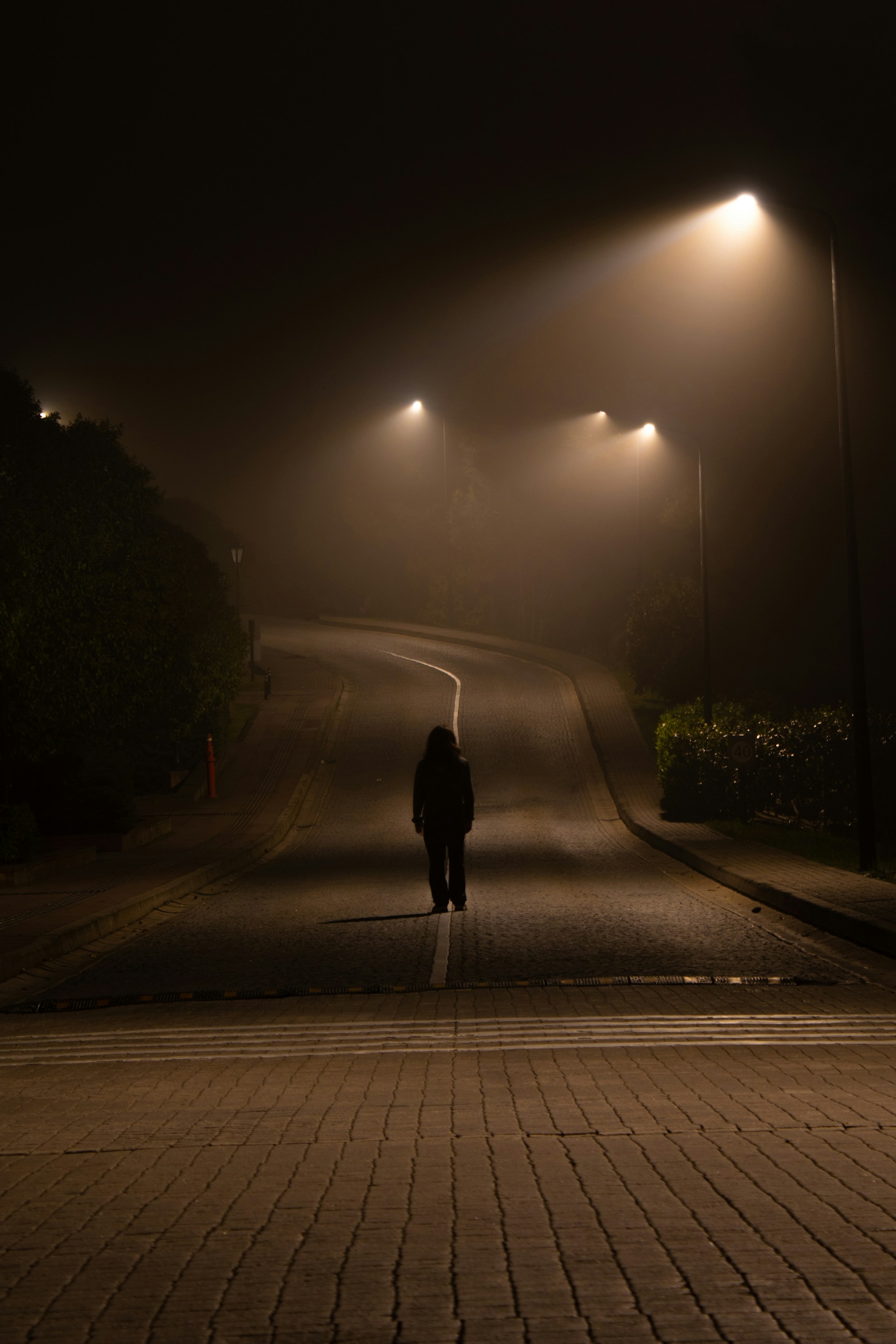 Ein Mann auf der Straße bei Nacht | Quelle: Unsplash