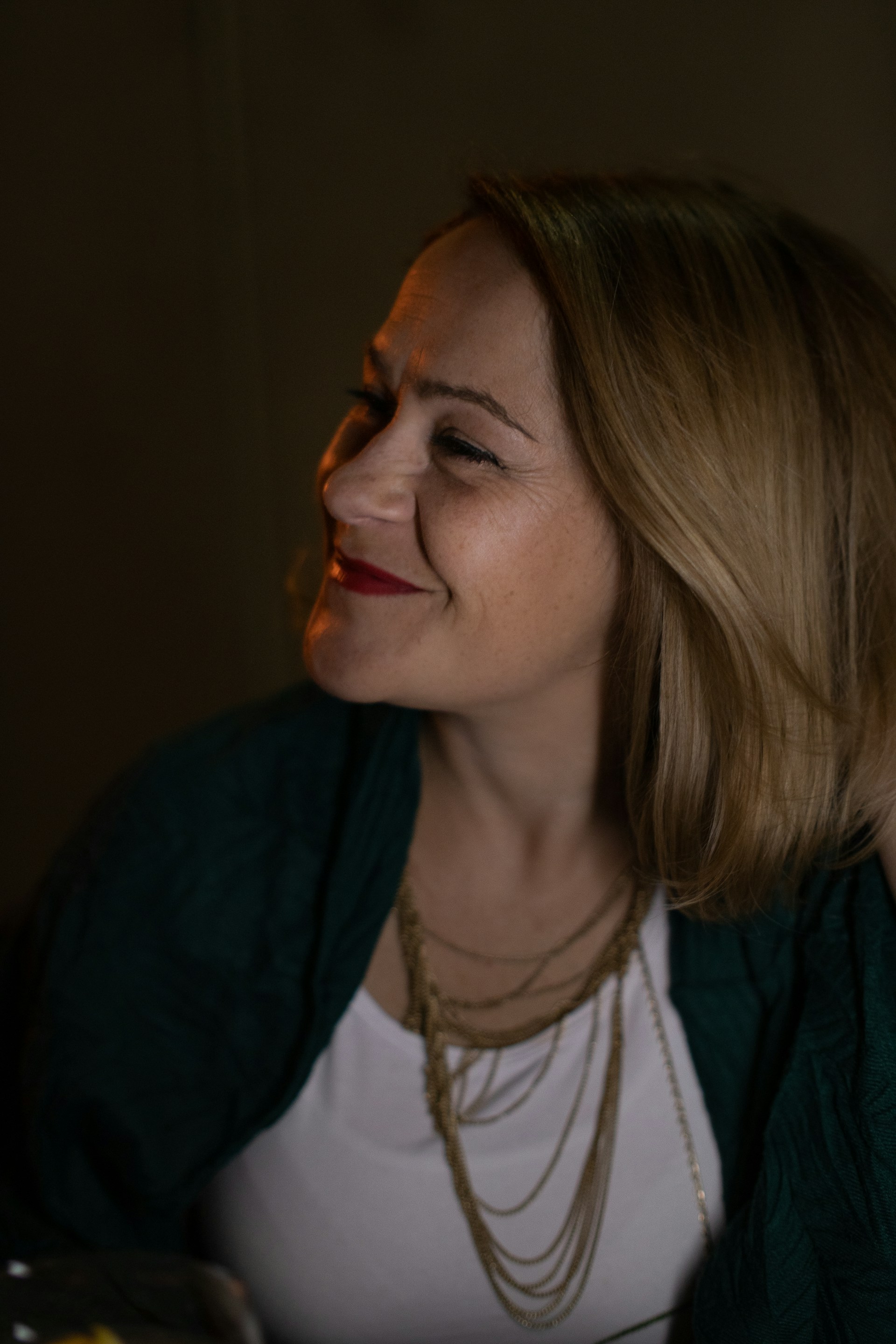 Eine Frau, die jemanden anlächelt | Quelle: Unsplash