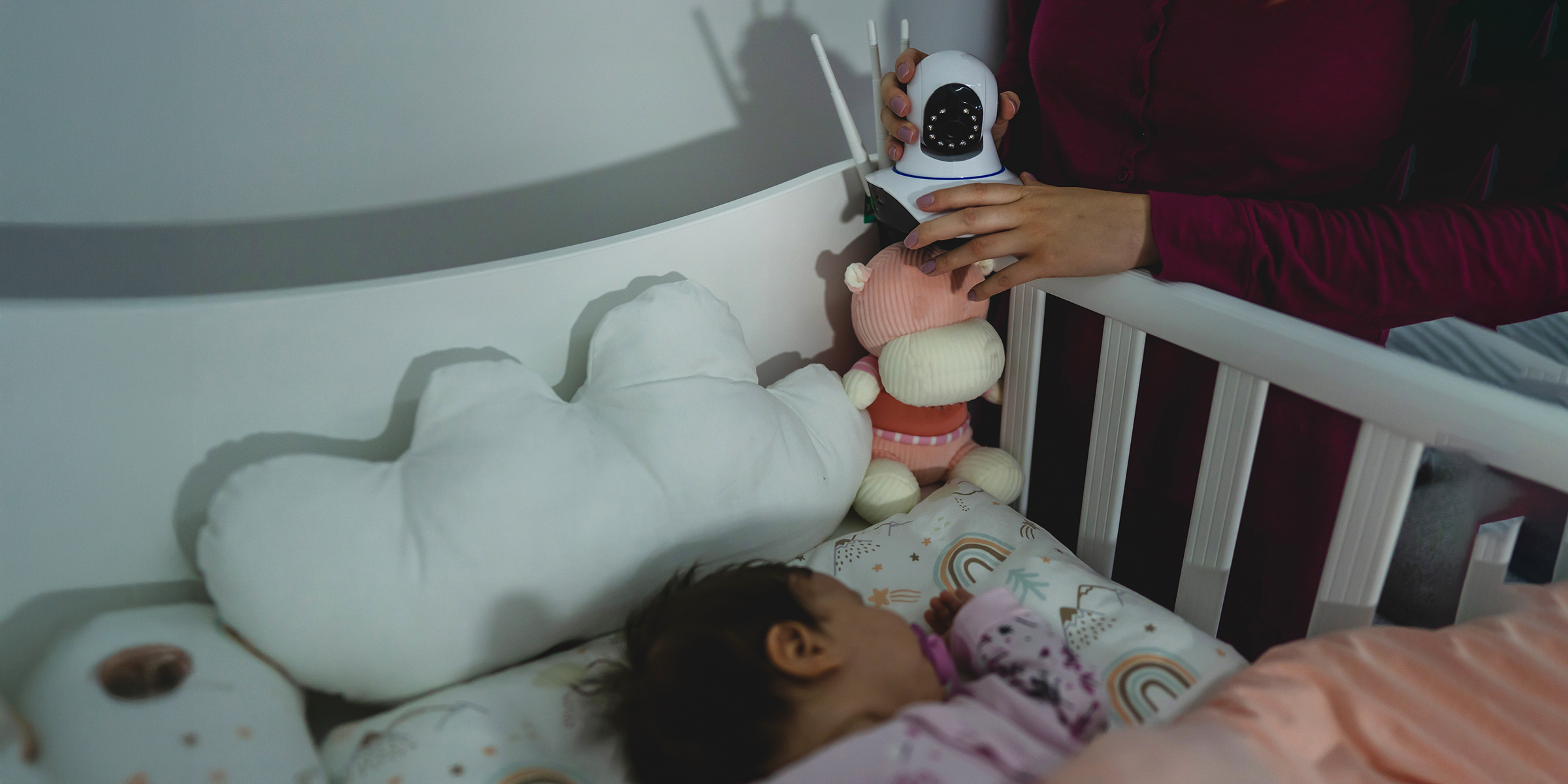 Frau stellt ein Babyfon ein | Quelle: Shutterstock