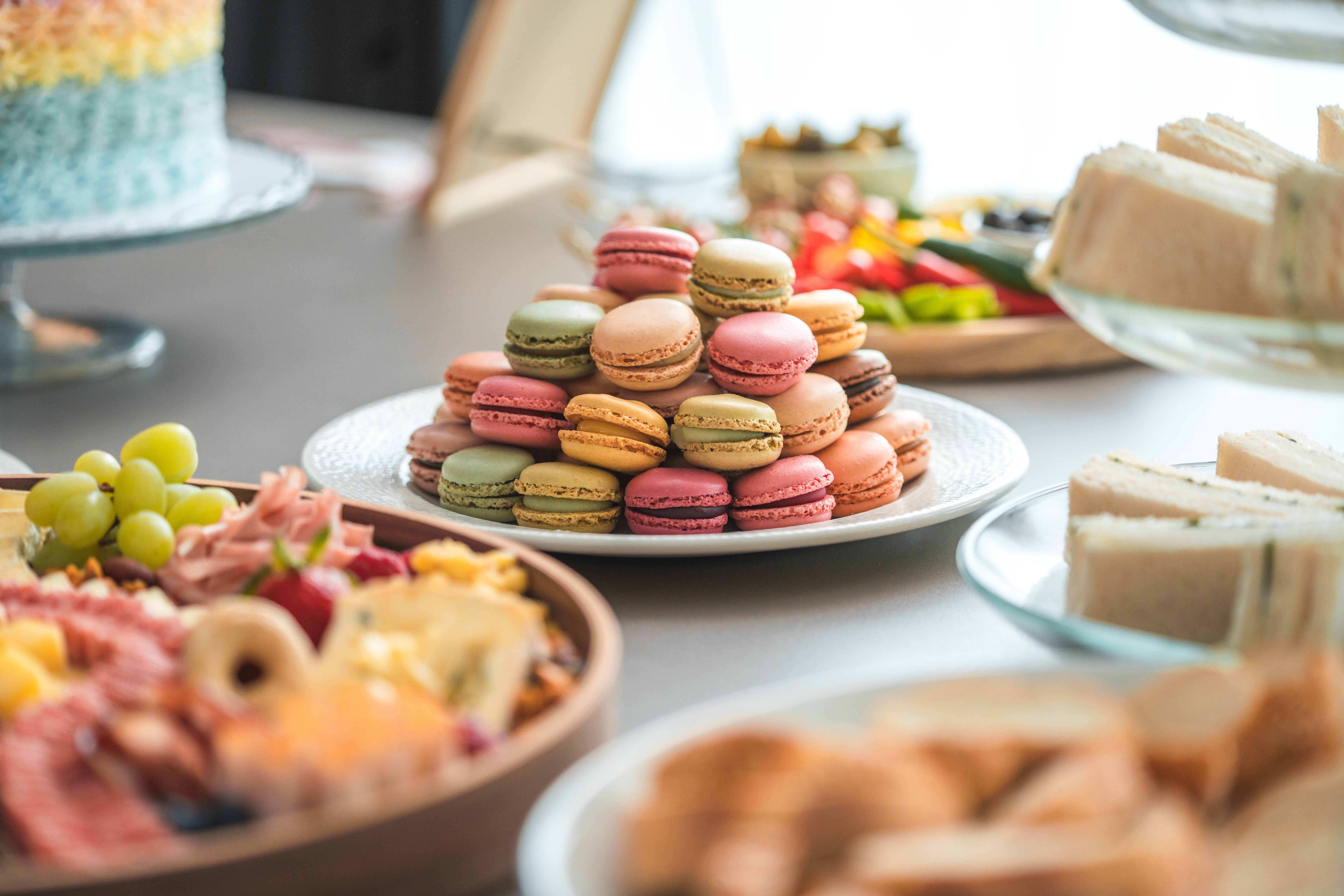 Verschiedene Macarons versüßen das Baby Shower Buffet | Quelle: Getty Images