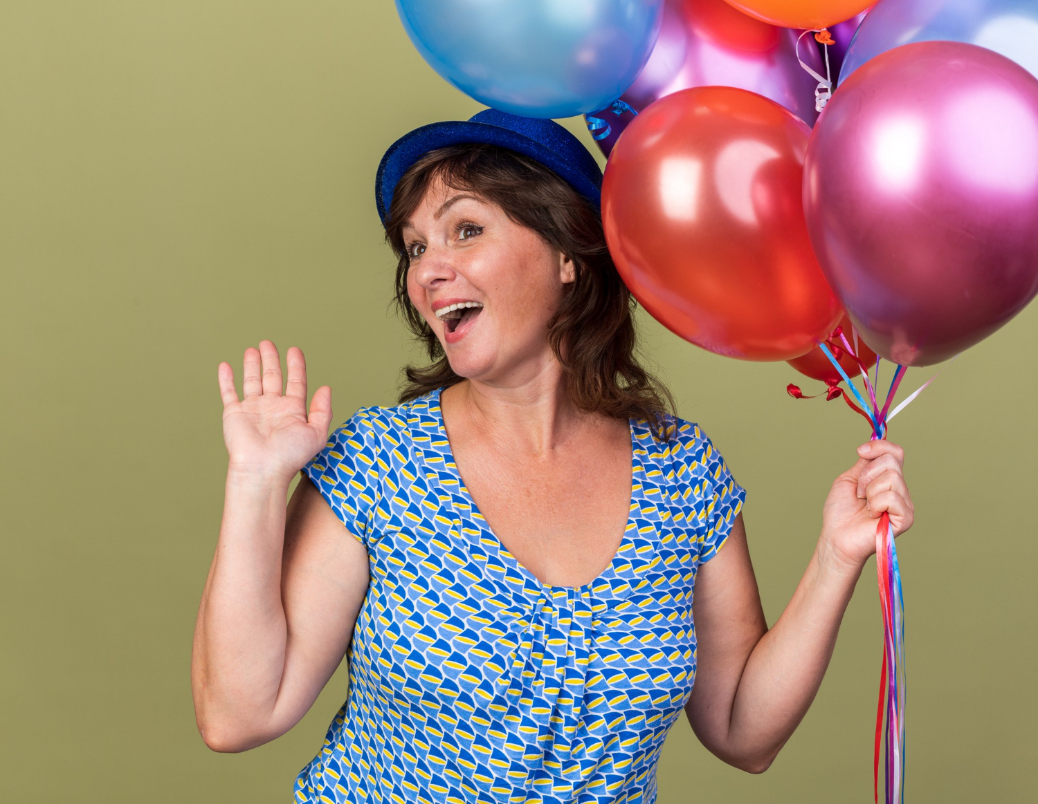 Eine begeisterte Seniorin mit Luftballons | Quelle: Freepik