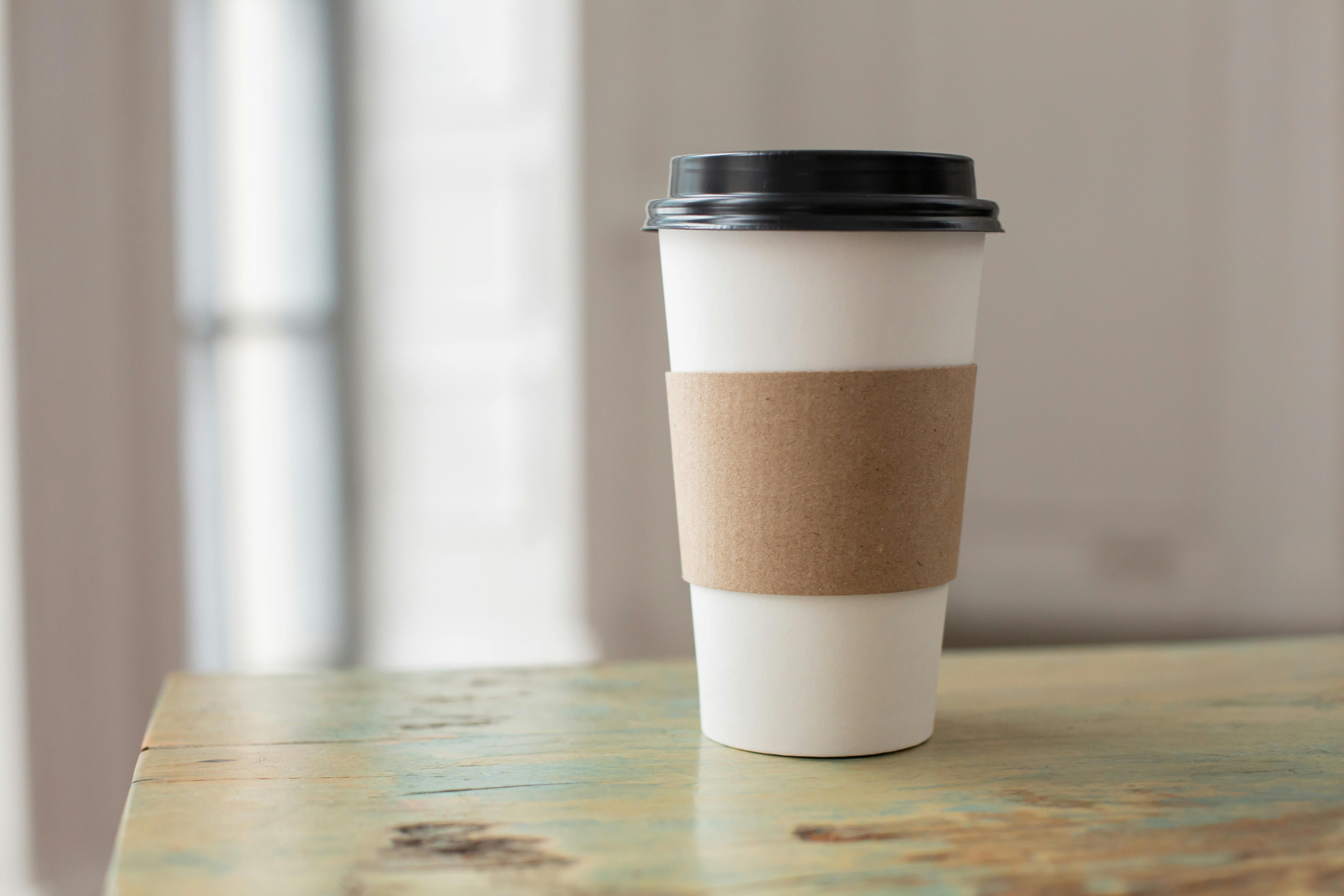 Eine Tasse Kaffee zum Mitnehmen | Quelle: Pexels
