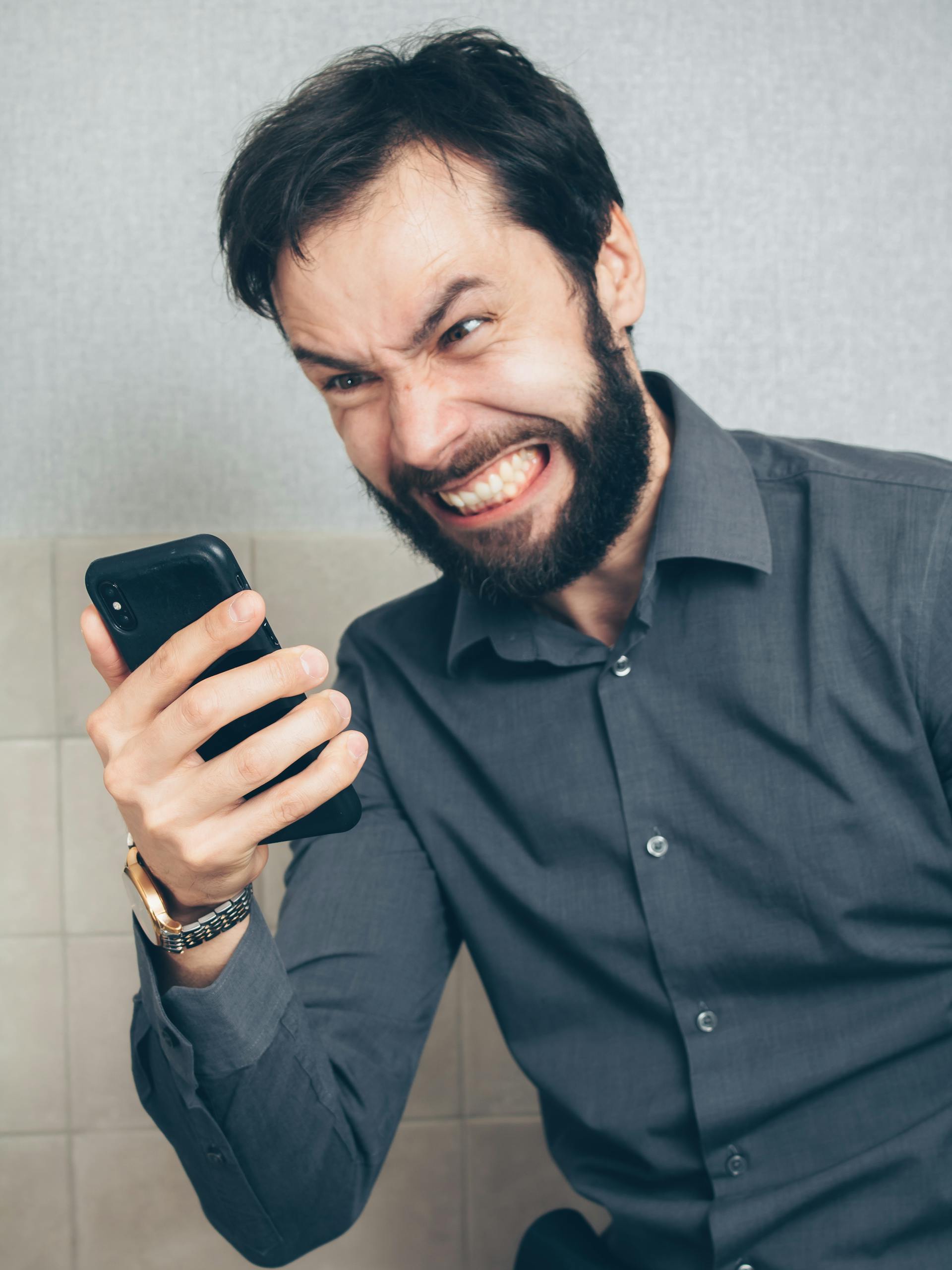 Ein wütender Mann beim Telefonieren | Quelle: Pexels