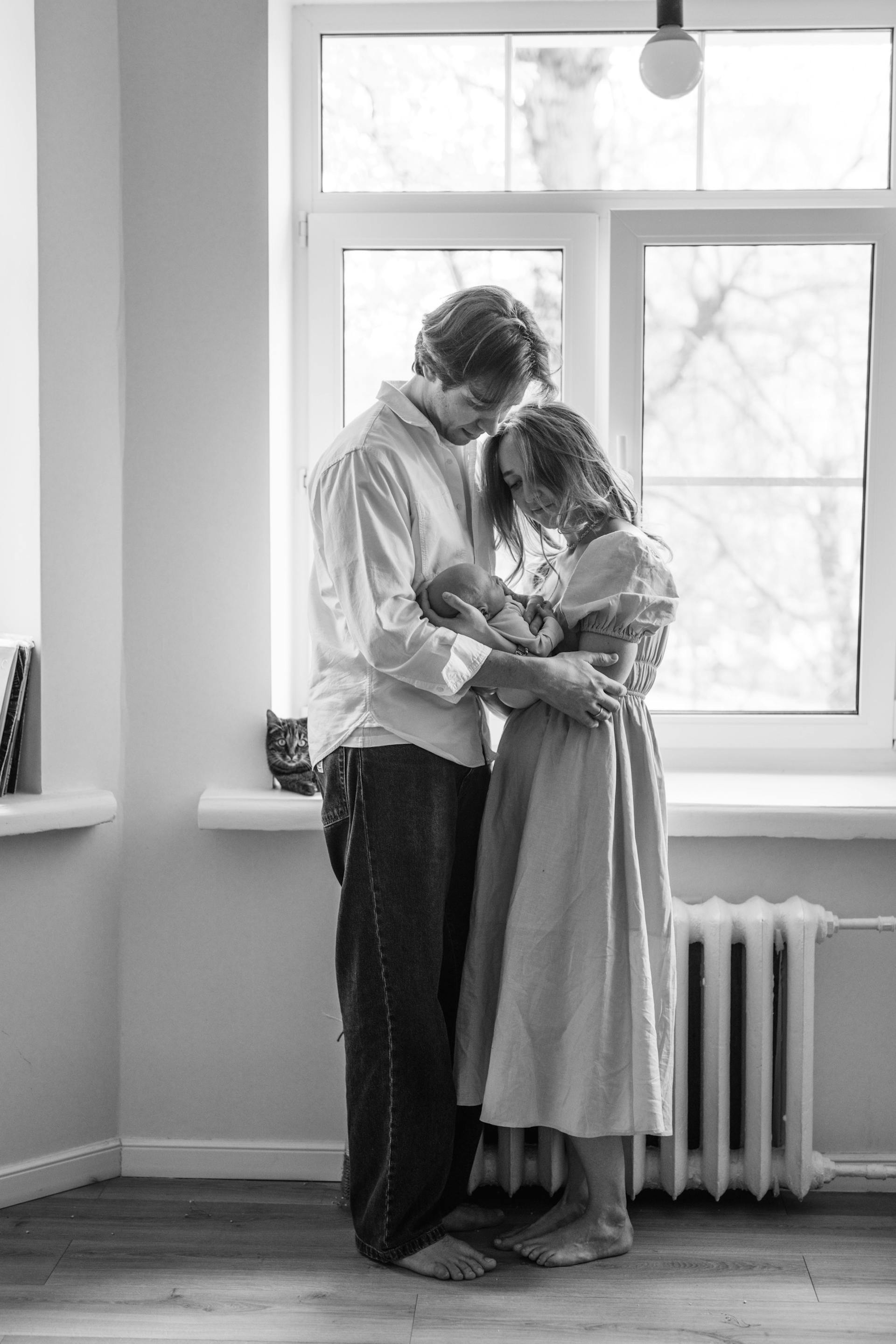 Graustufenfoto eines Paares, das ein neugeborenes Baby hält | Quelle: Pexels