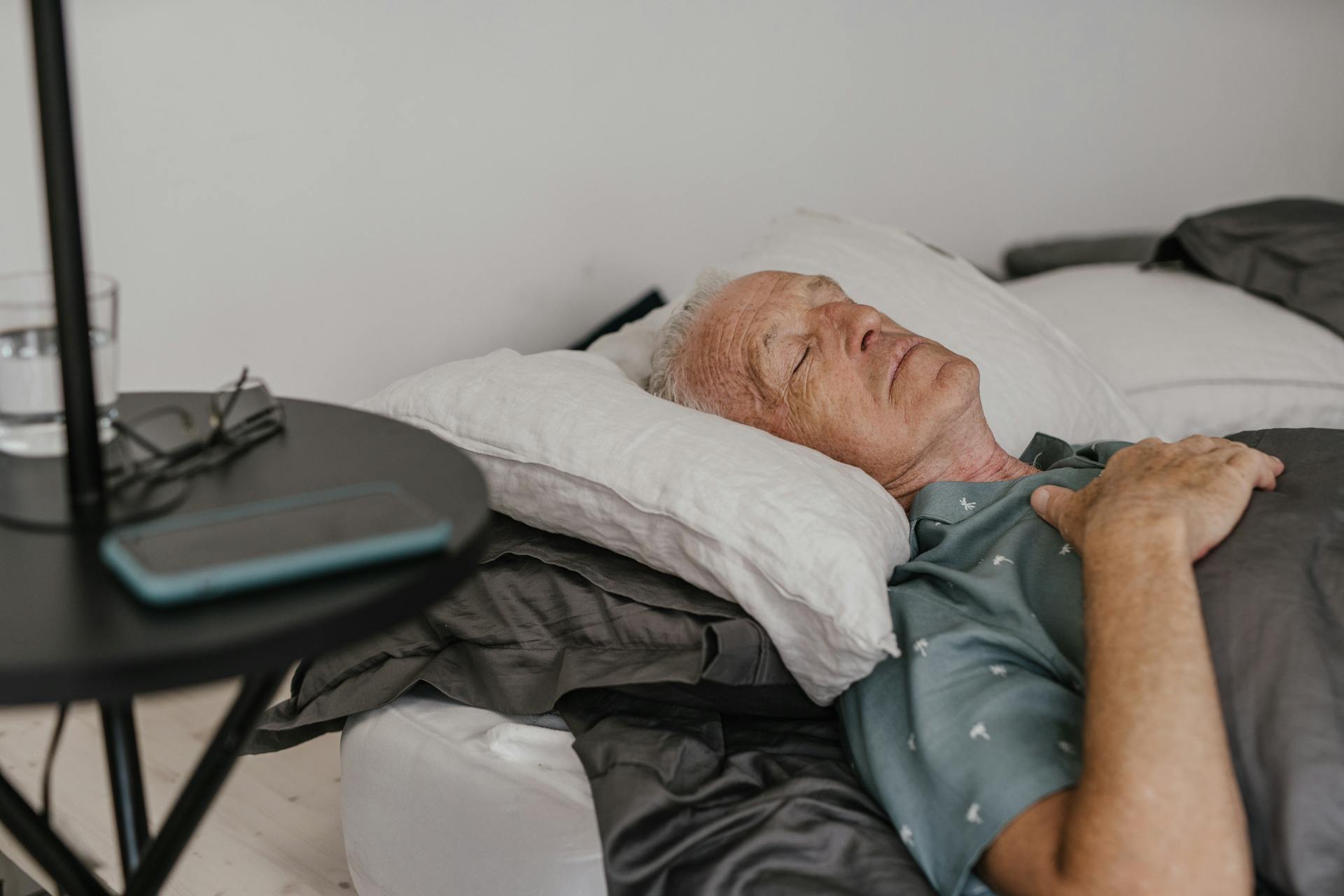 Ein älterer Mann liegt im Bett | Quelle: Pexels