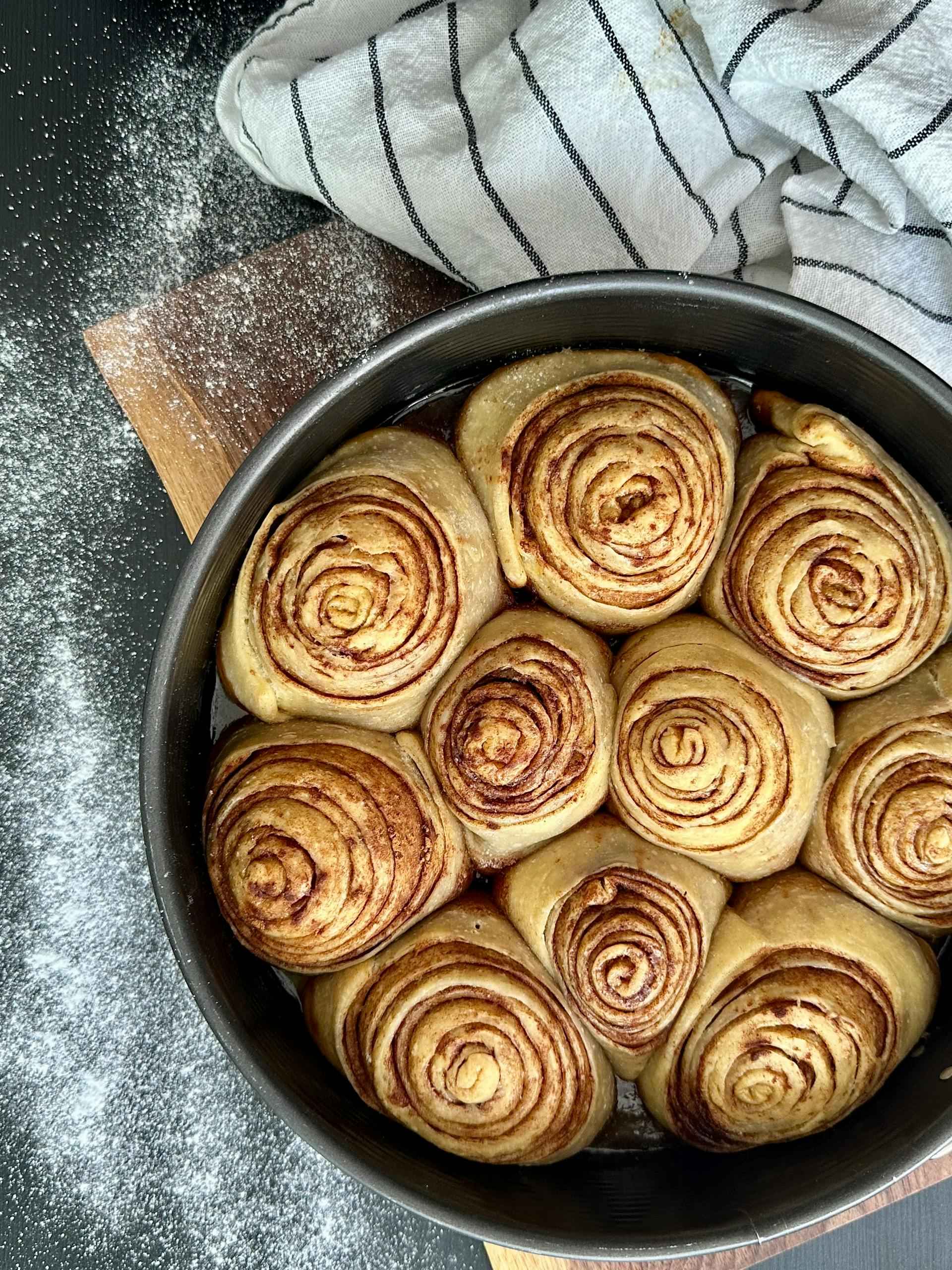 Zimtschnecken in einer Pfanne | Quelle: Pexels