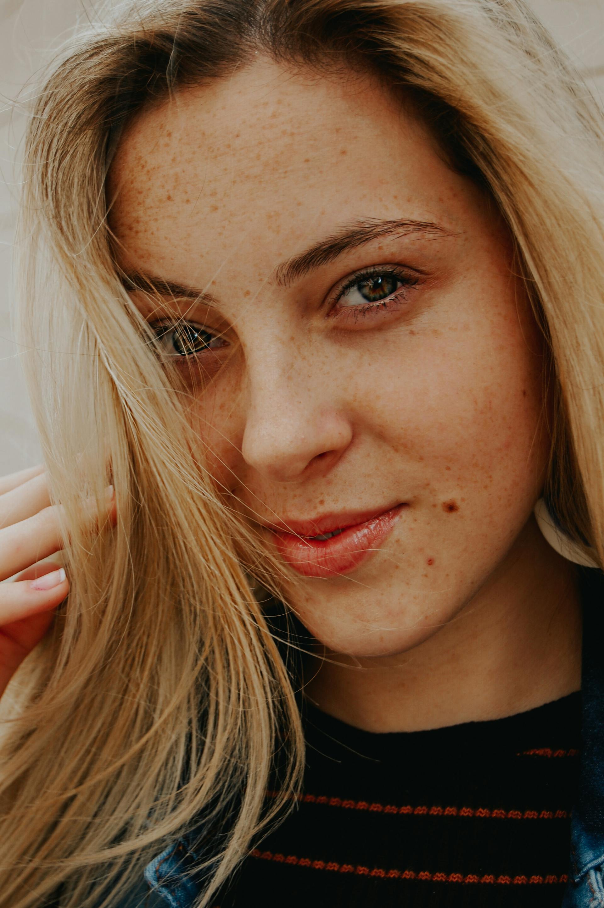 Eine leicht lächelnde Frau | Quelle: Pexels