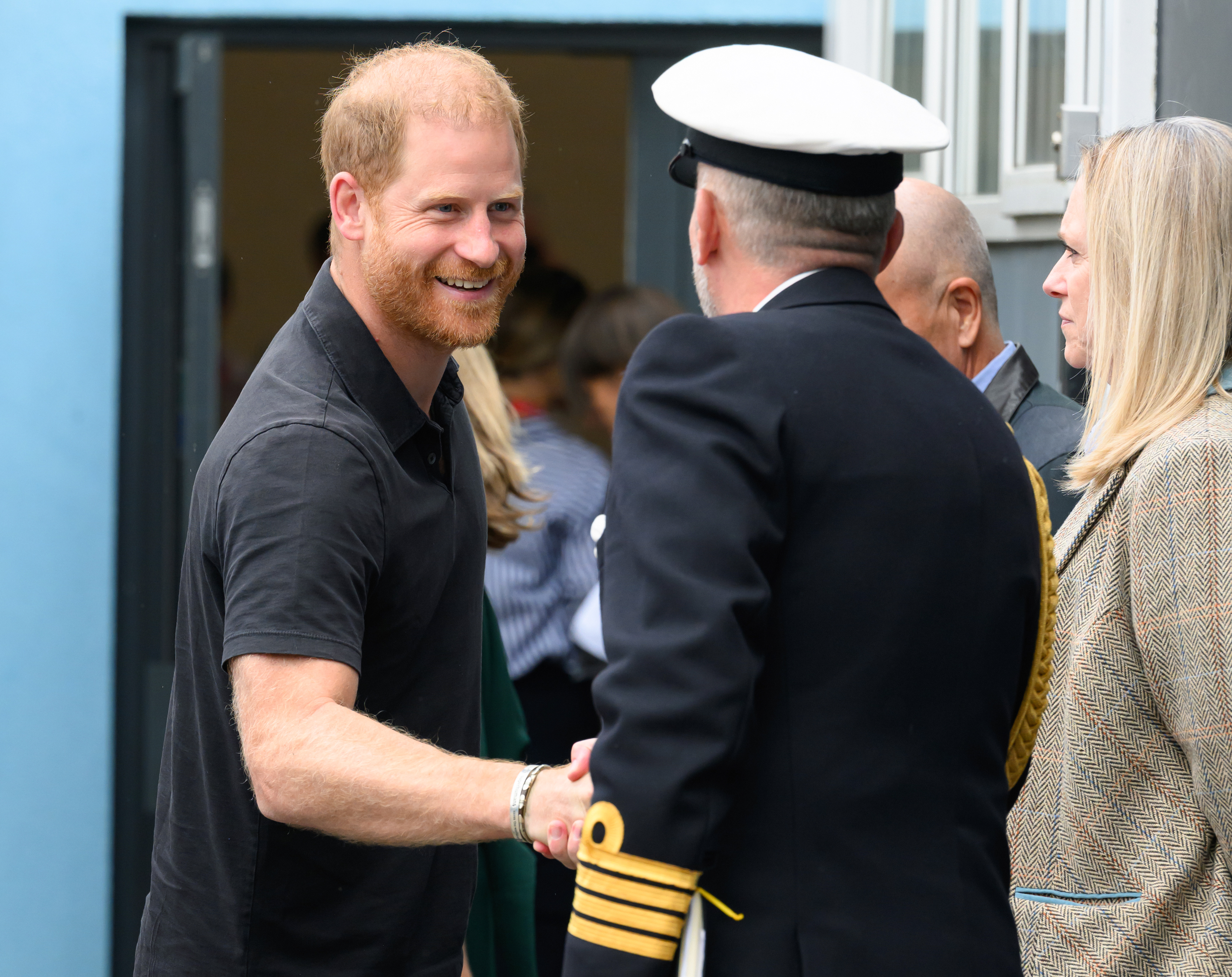 Der Herzog begrüßt einen Beamten in Uniform mit einem herzlichen Lächeln und einem Händedruck anlässlich des Starts des von den Invictus Games inspirierten INSPIRE-Bildungsprogramms. | Quelle: Getty Images