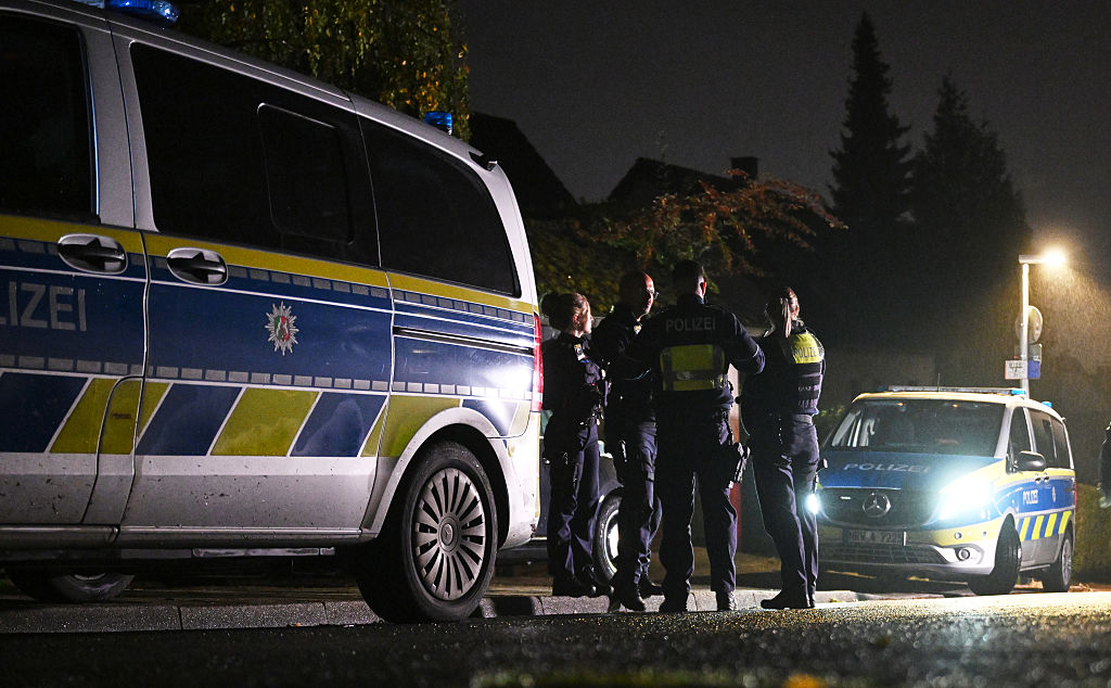 Polizisten sichern den Tatort | Quelle: Getty Images