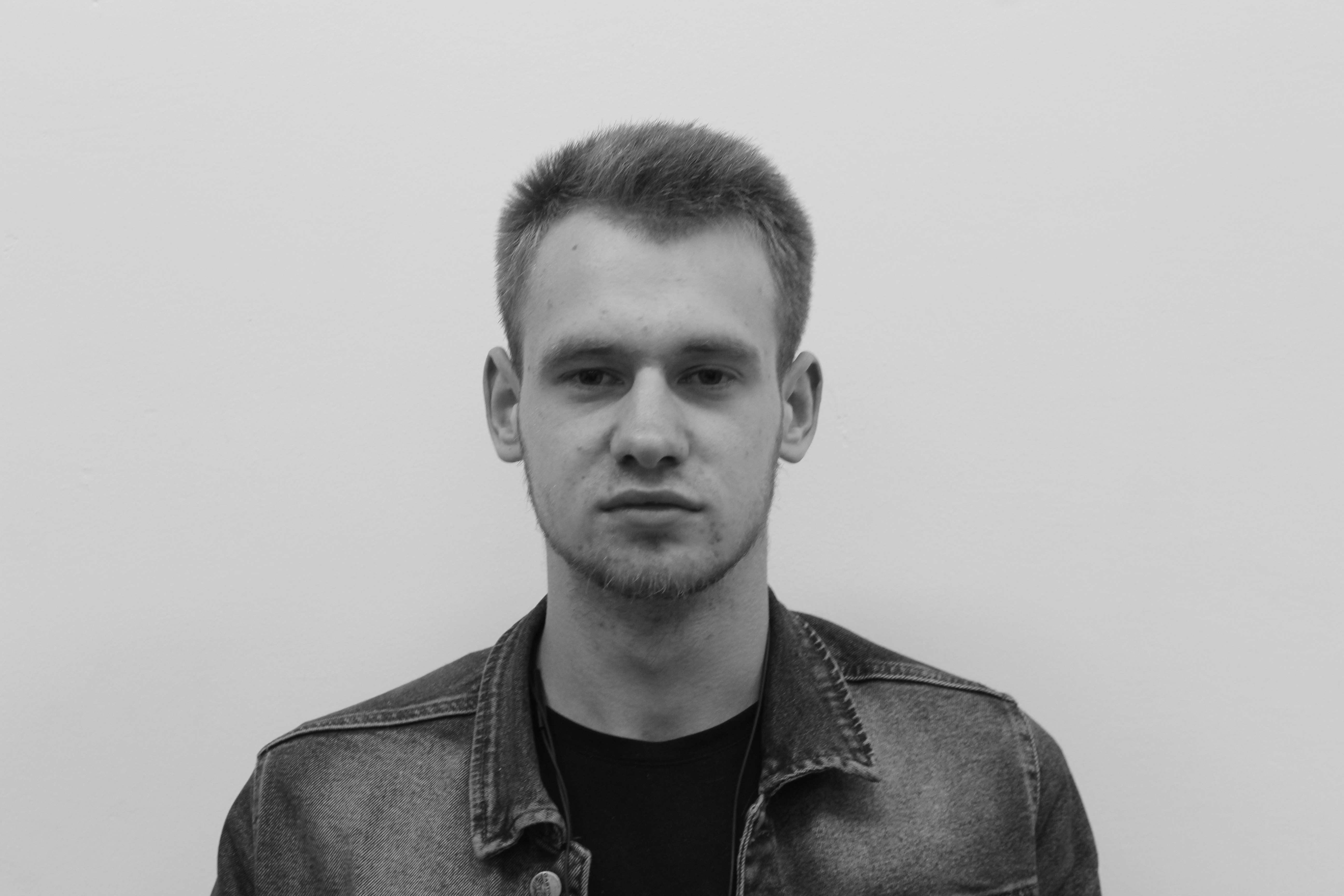 Ein verärgerter Mann | Quelle: Unsplash