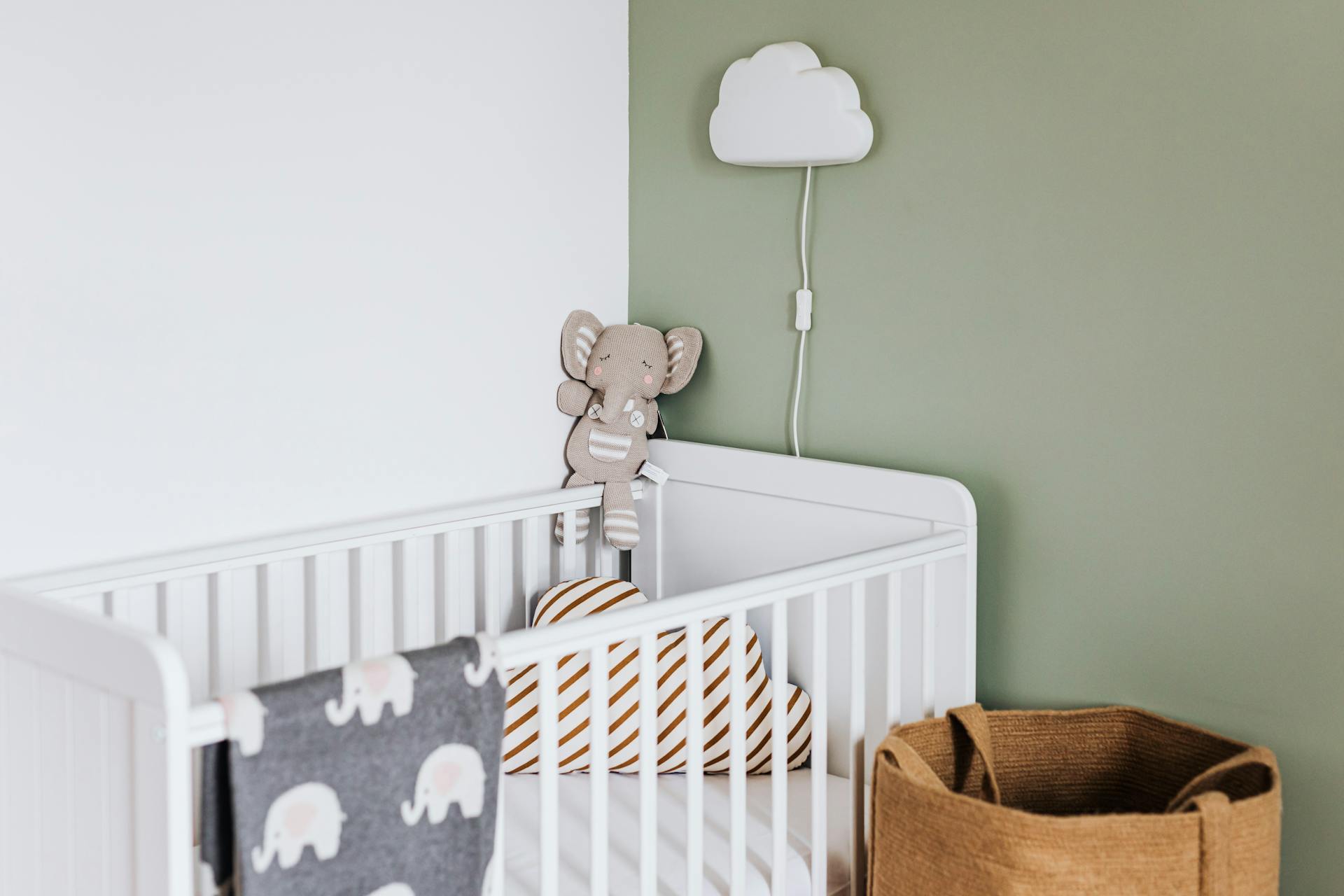 Ein Kinderbett in einem Kinderzimmer | Quelle: Pexels