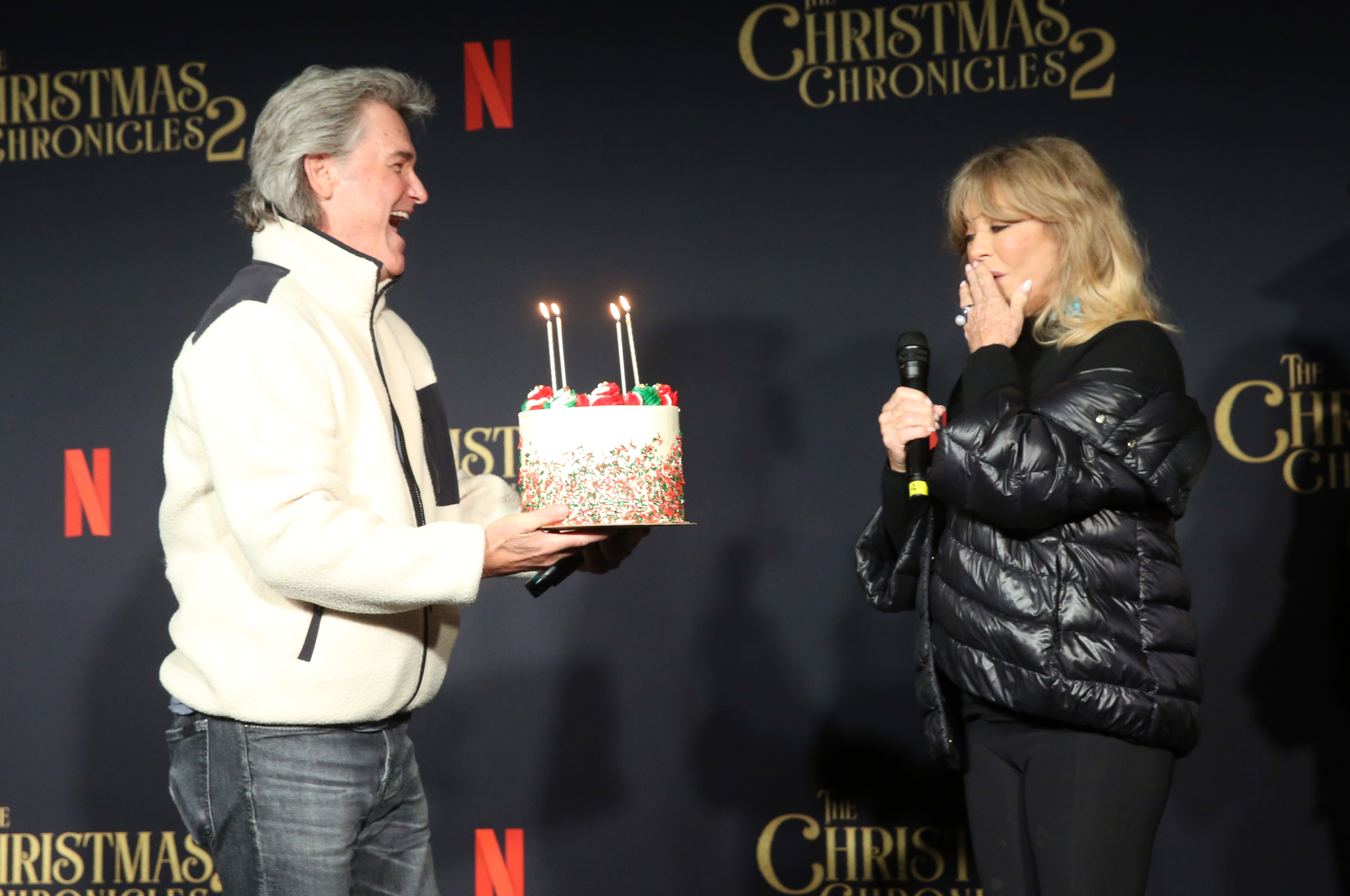 Kurt Russell überraschte Goldie Hawn bei einer Veranstaltung zu „The Christmas Chronicles 2“ mit einer Geburtstagstorte. Das langjährige Paar teilt seit Jahrzehnten sowohl sein Privatleben als auch die Leinwand. | Quelle: Getty Images.