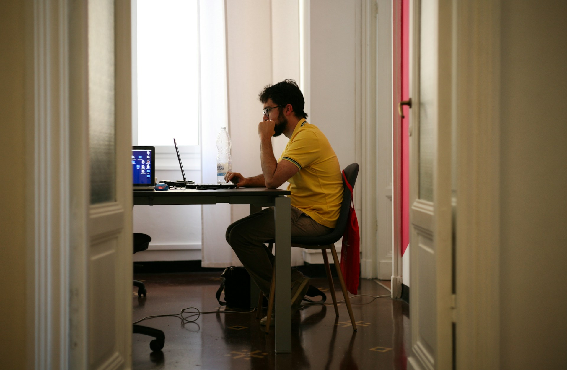 Ein Mann in seinem Büro | Quelle: Unsplash
