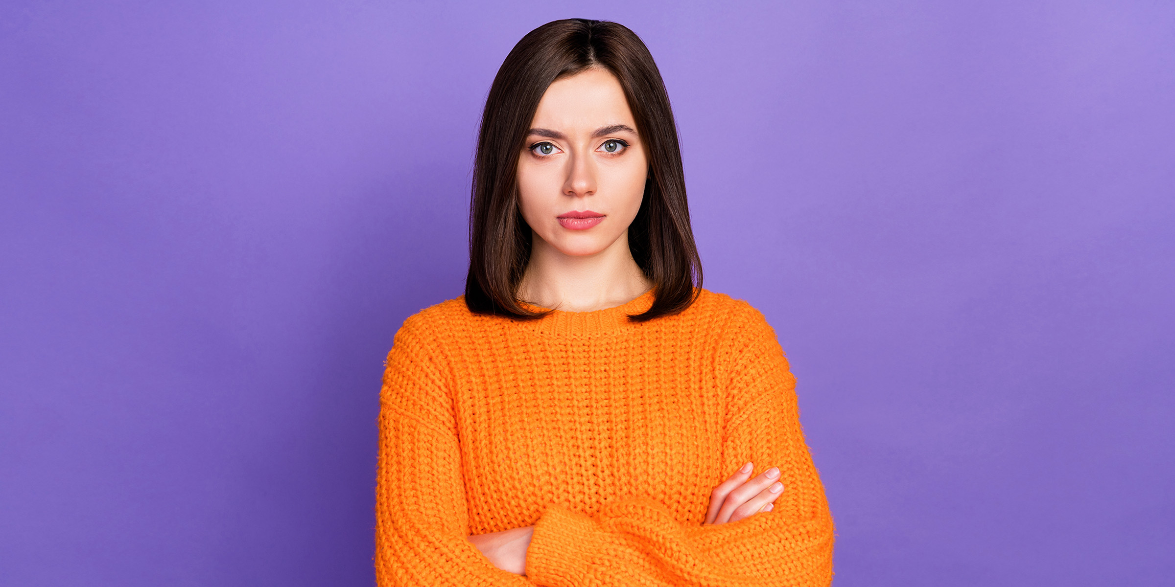 Eine Frau, die mit verschränkten Armen steht | Quelle: Shutterstock