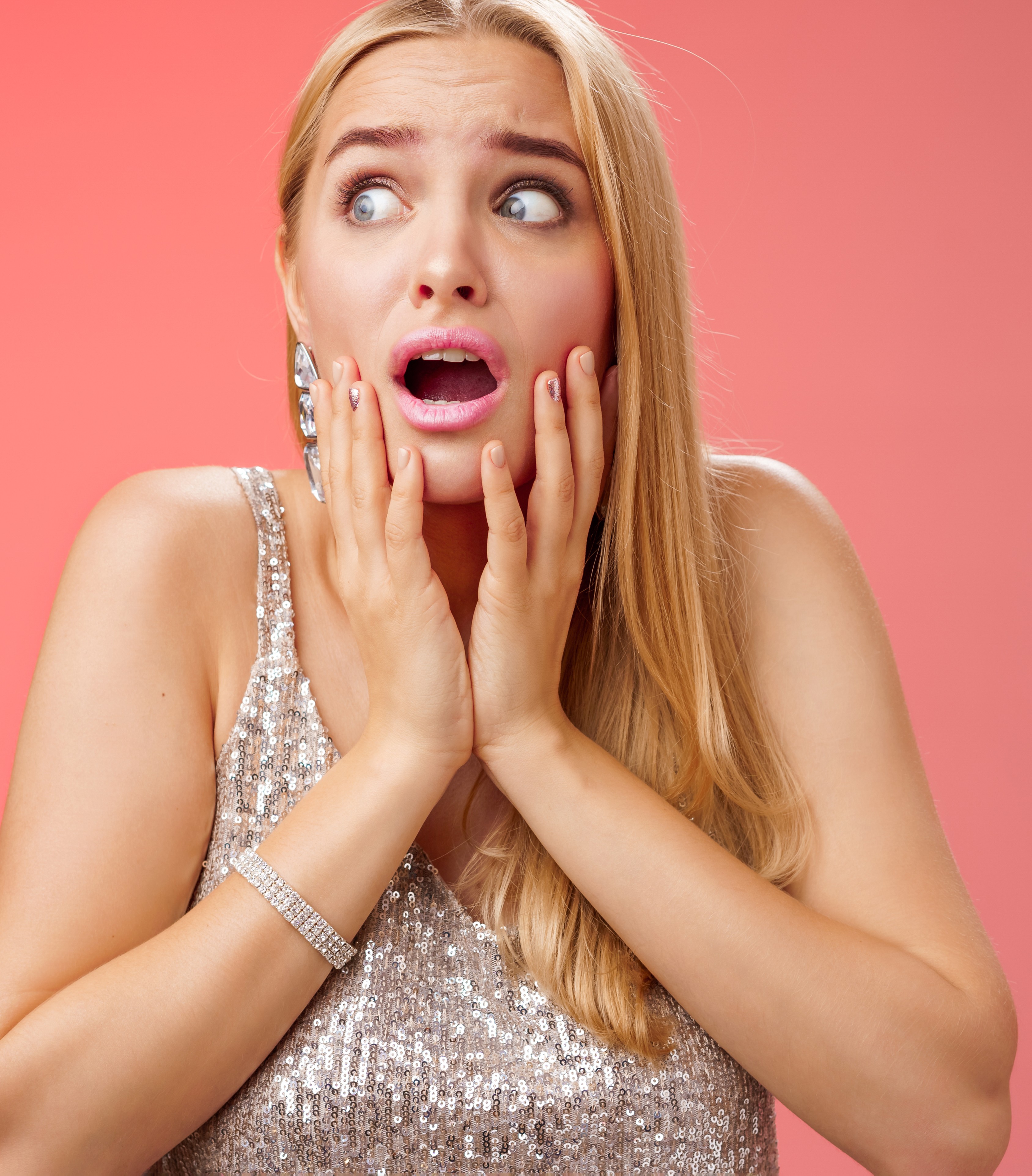 Eine erschrockene Frau | Quelle: Freepik