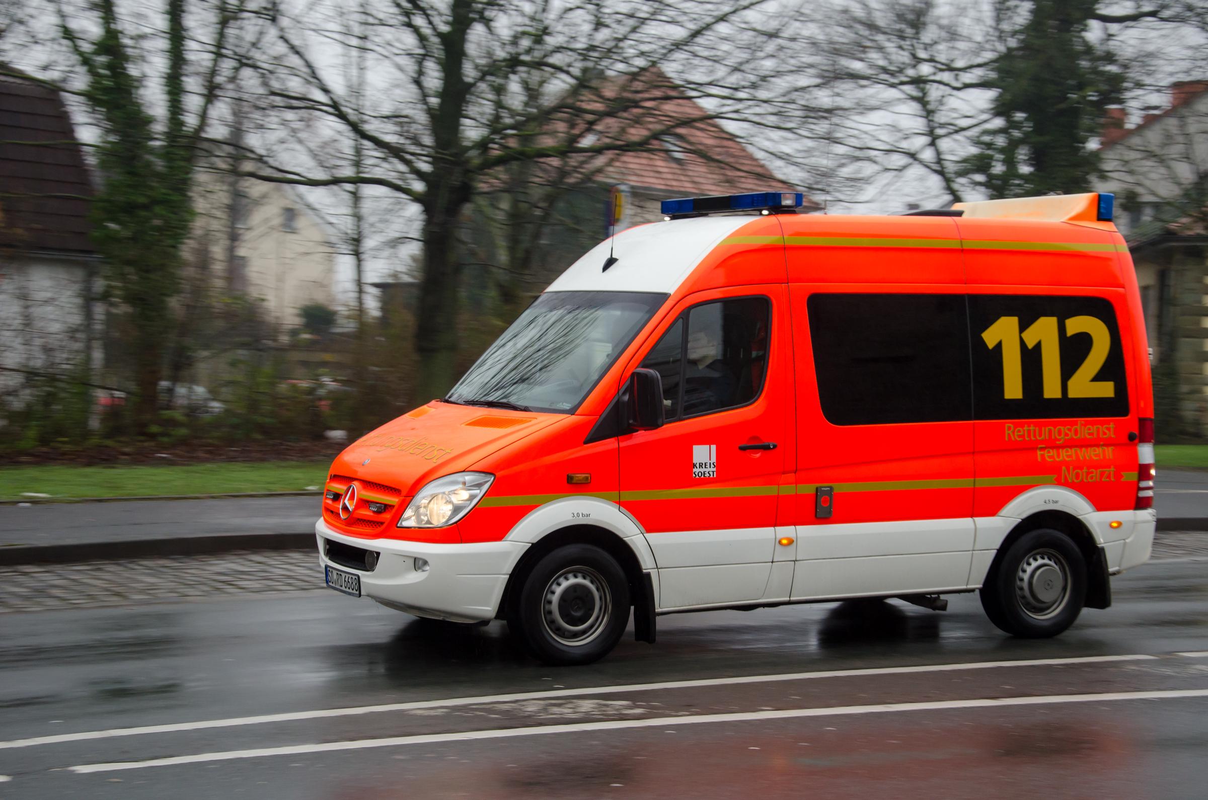 Deutscher Rettungswagen fährt auf einer Straße | Quelle: Getty Images