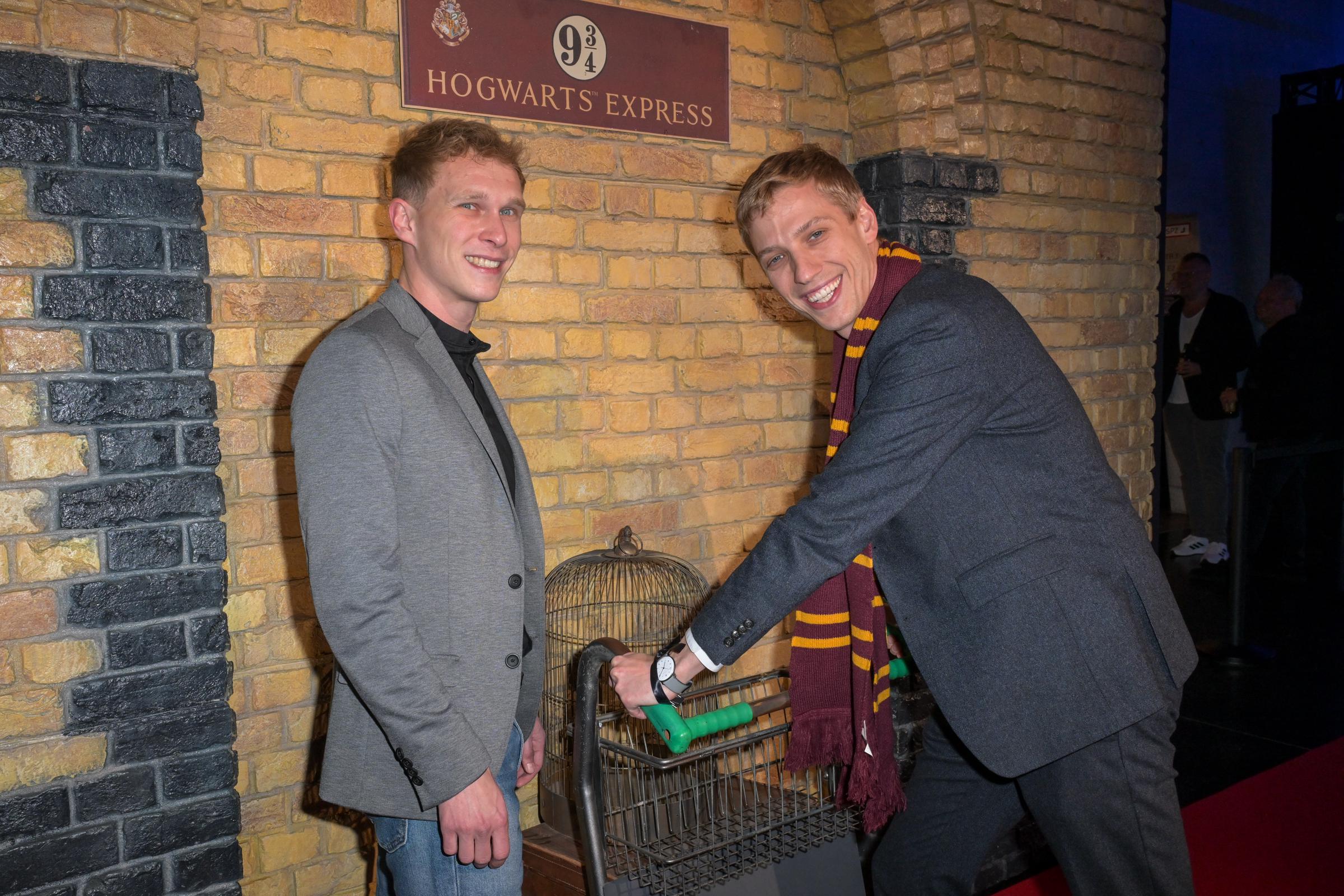 Dominik Krause (re.) und Sebastian Müller bei der Ausstellungseröffnung von "Harry Potter" bei der Kleinen Olympiahalle am 8. Mai 2024 in München | Quelle: Getty Images