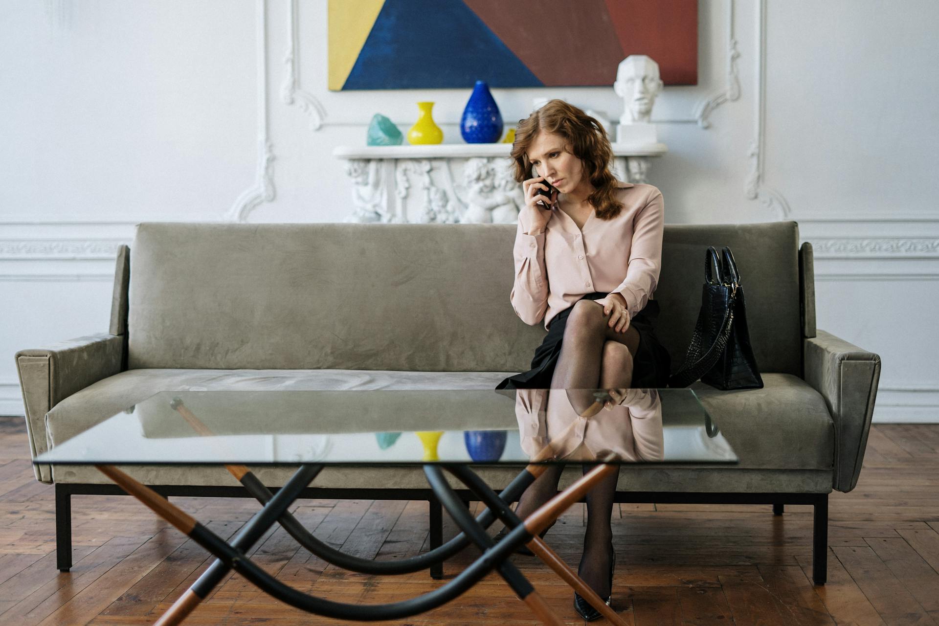 Eine besorgte Frau beim Telefonieren | Quelle: Pexels
