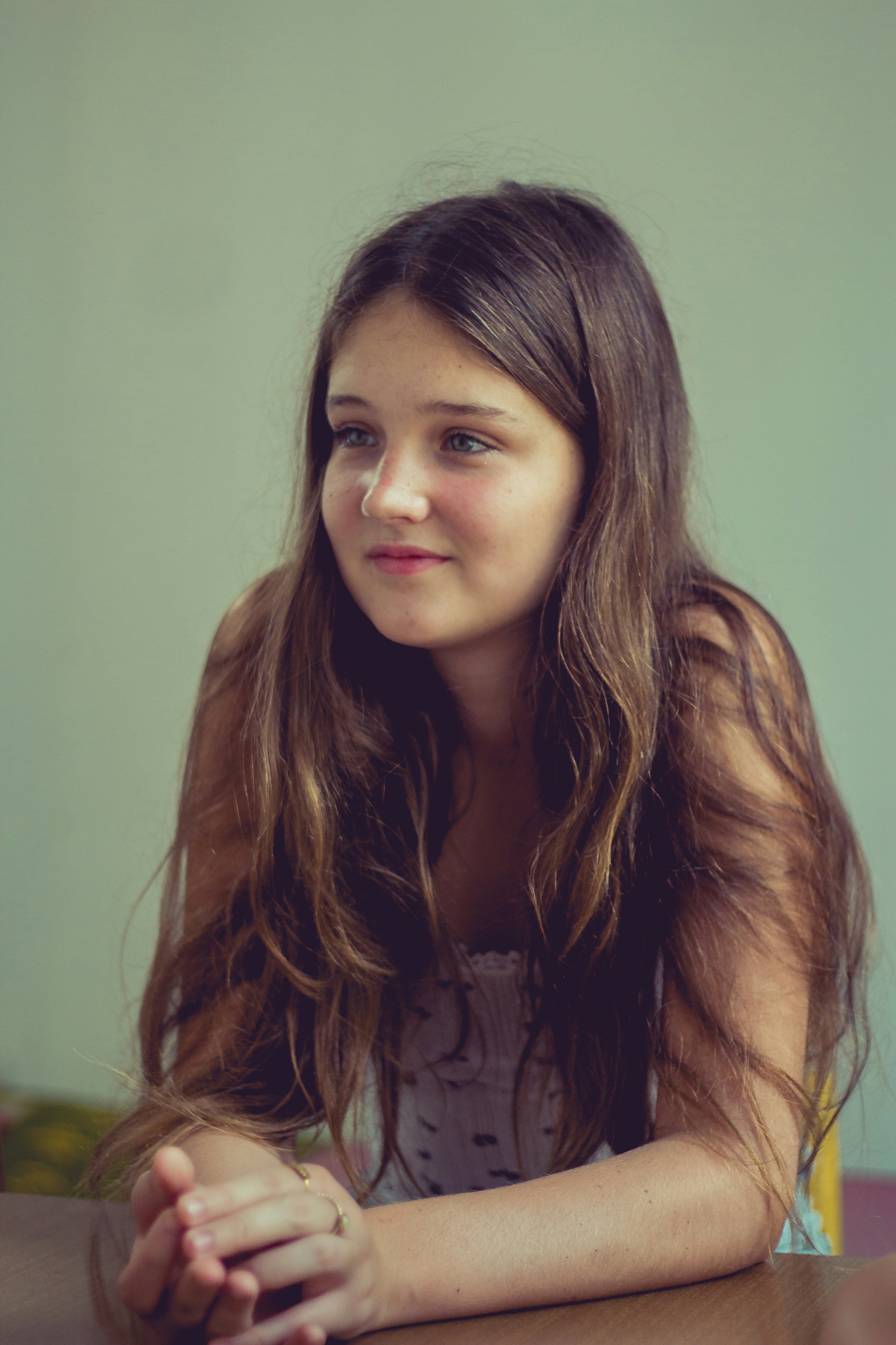 Ein lächelndes Teenager-Mädchen | Quelle: Unsplash