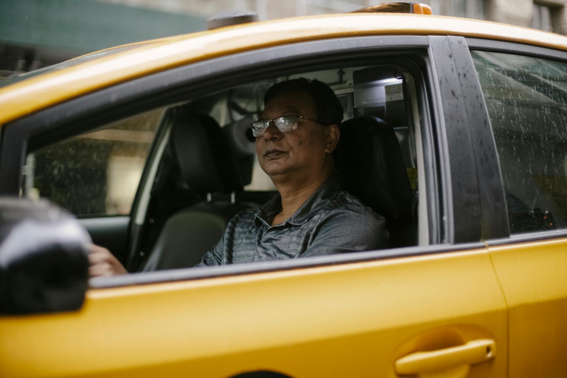 Ein Taxifahrer in einem Taxi | Quelle: Pexels