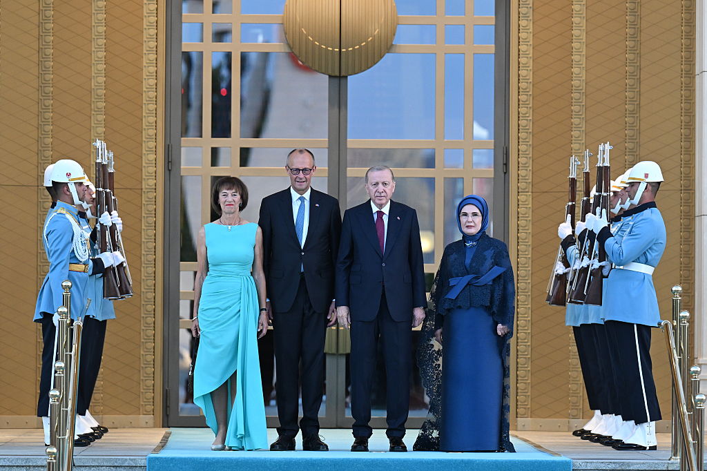 Der türkische Präsident Recep Tayyip Erdogan (2. von rechts) und seine Frau Emine Erdogan (rechts) begrüßen den deutschen Bundeskanzler Friedrich Merz (2. von links) und seine Frau Charlotte Merz (links) bei einem Empfang für die am 36. NATO-Gipfel teilnehmenden Staats- und Regierungschefs und ihre Ehepartner im Präsidentenpalast in Ankara, Türkei, am 7. Juli 2026. | Quelle: Getty Images