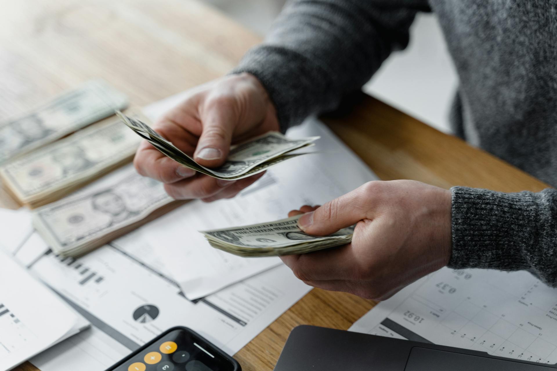 Ein Mann, der Geld zählt | Quelle: Pexels
