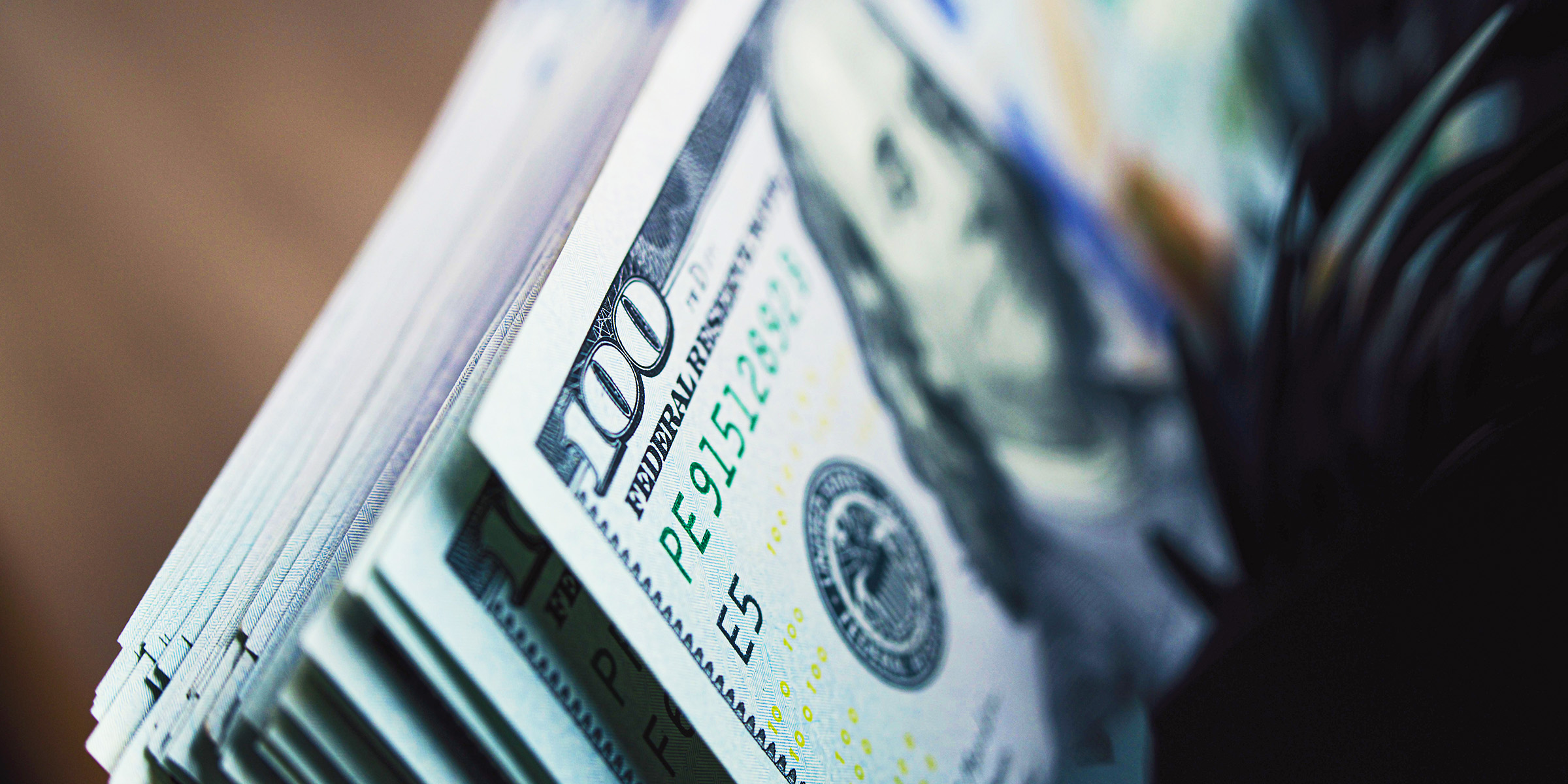 Stapel knackiger 100-Dollar-Scheine | Quelle: Shutterstock