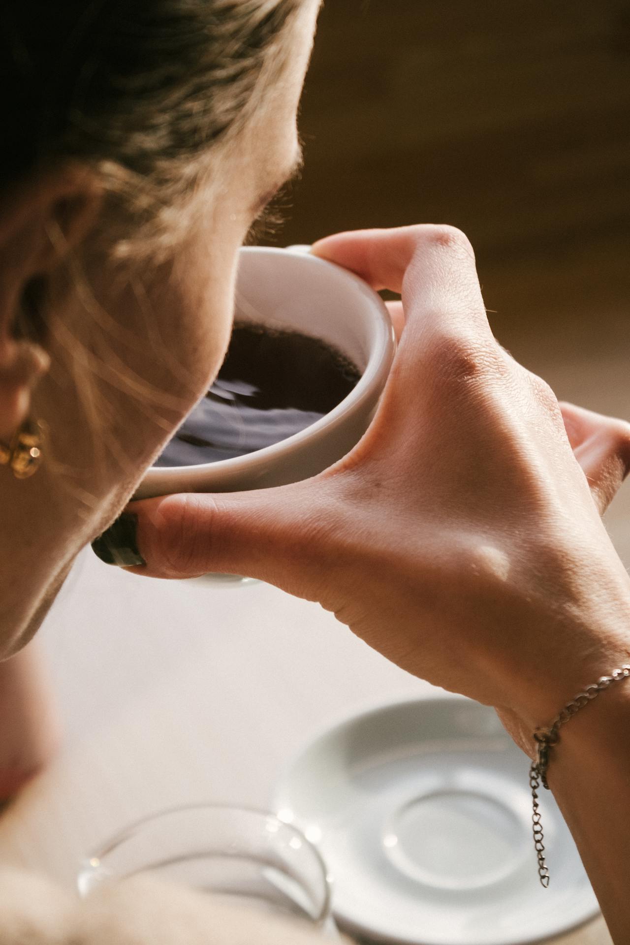 Eine Frau, die ein Getränk trinkt | Quelle: Pexels