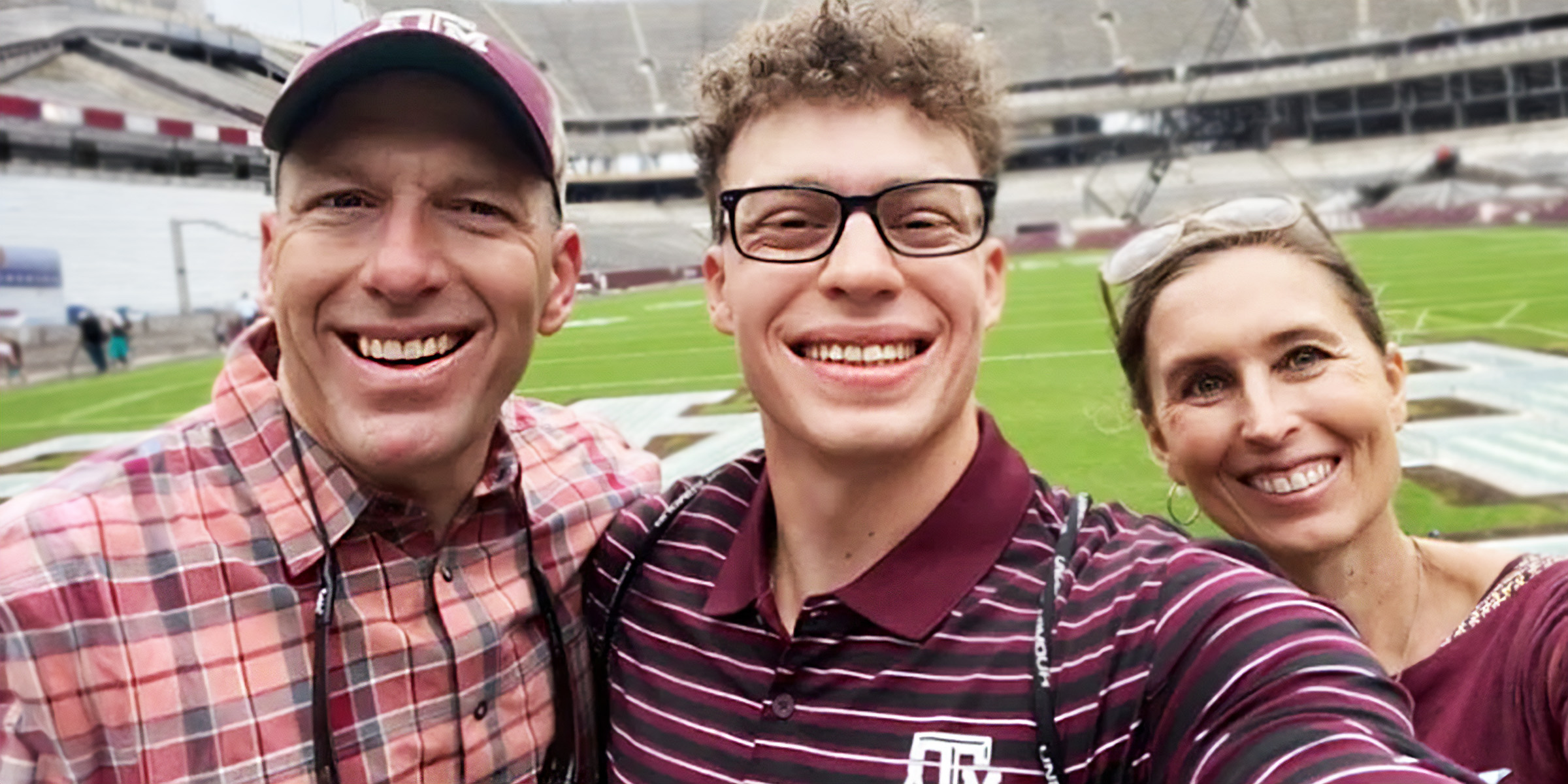 Zane Shamblin (m.) mit seinen Eltern | Quelle: facebook.com/peoplemag