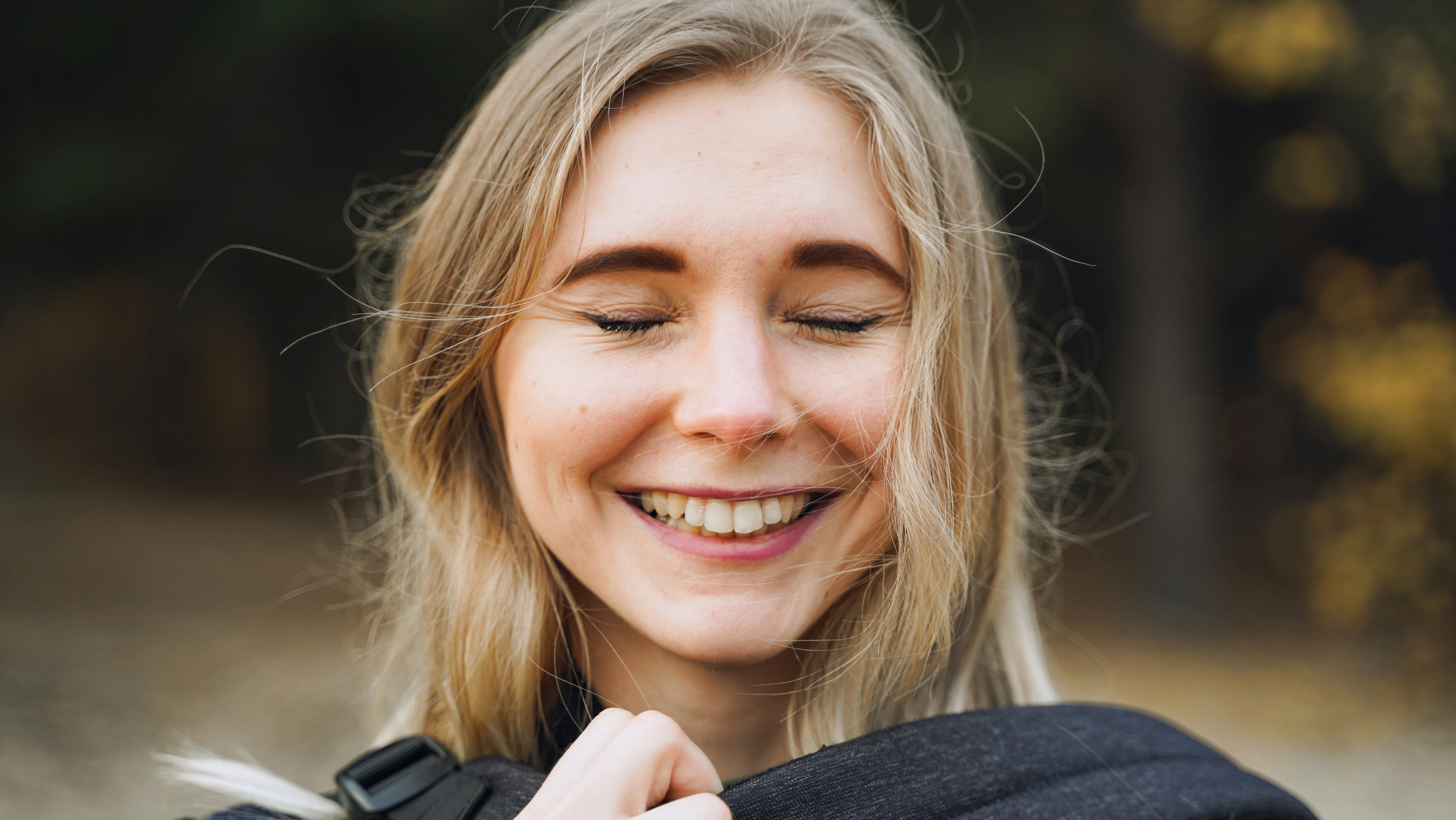 Eine Nahaufnahme einer lächelnden Frau | Quelle: Unsplash